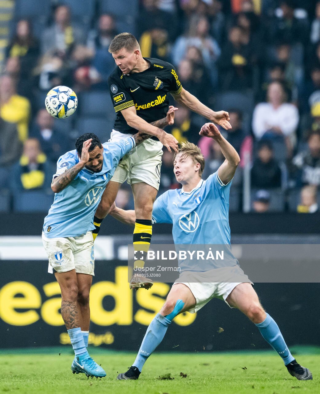 AIKs Mads Døhr Thychosen mot Malmö FFs Sergio Pena och Nils Zätterström under fotbollsmatchen i Allsvenskan mellan AIK och Malmö FF den 15 september 2024 i Stockholm.