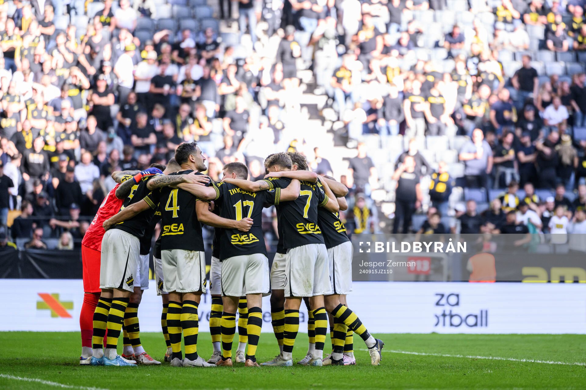 AIKs spelare samlas i en ring inför andra halvlek under fotbollsmatchen i Allsvenskan mellan AIK och Malmö FF den 15 september 2024 i Stockholm.
