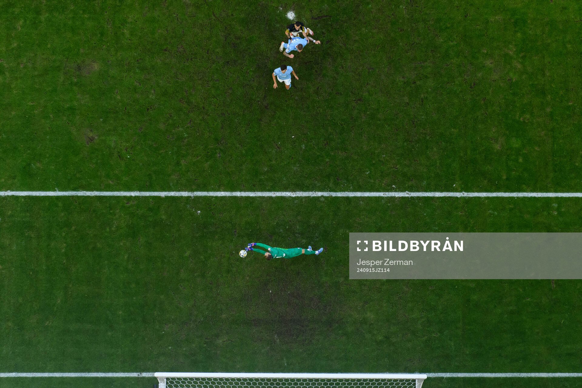 Malmö FFs målvakt Ricardo Friedrich räddar ett skott av