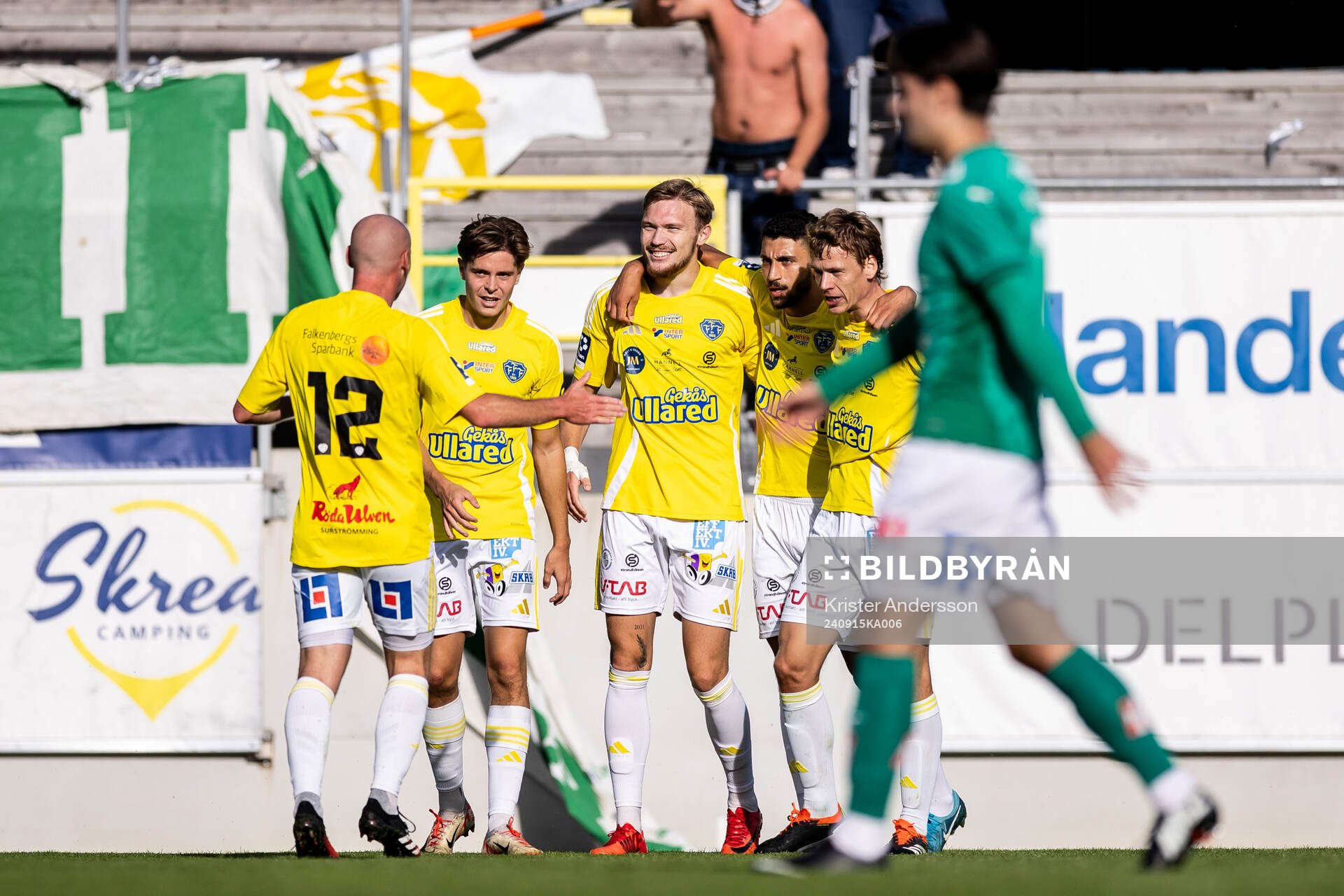 Falkenbergs Hugo Tilly jublar med lagkamrater
