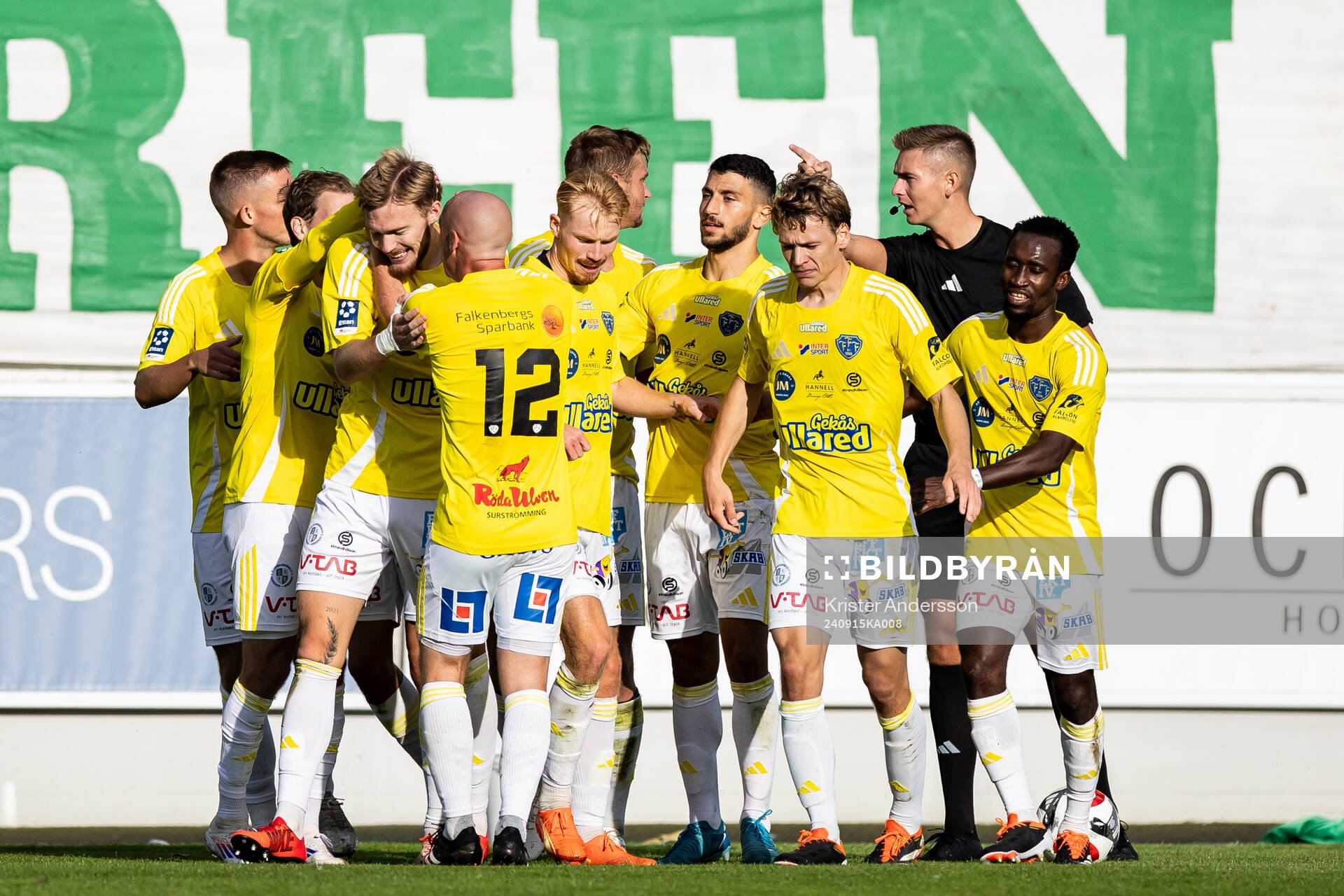 Falkenbergs Hugo Tilly jublar med lagkamrater