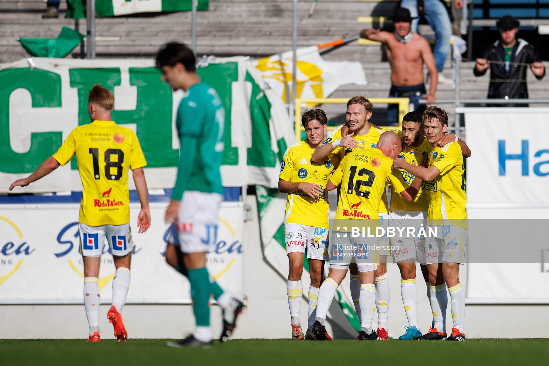 Falkenbergs Hugo Tilly jublar med lagkamrater