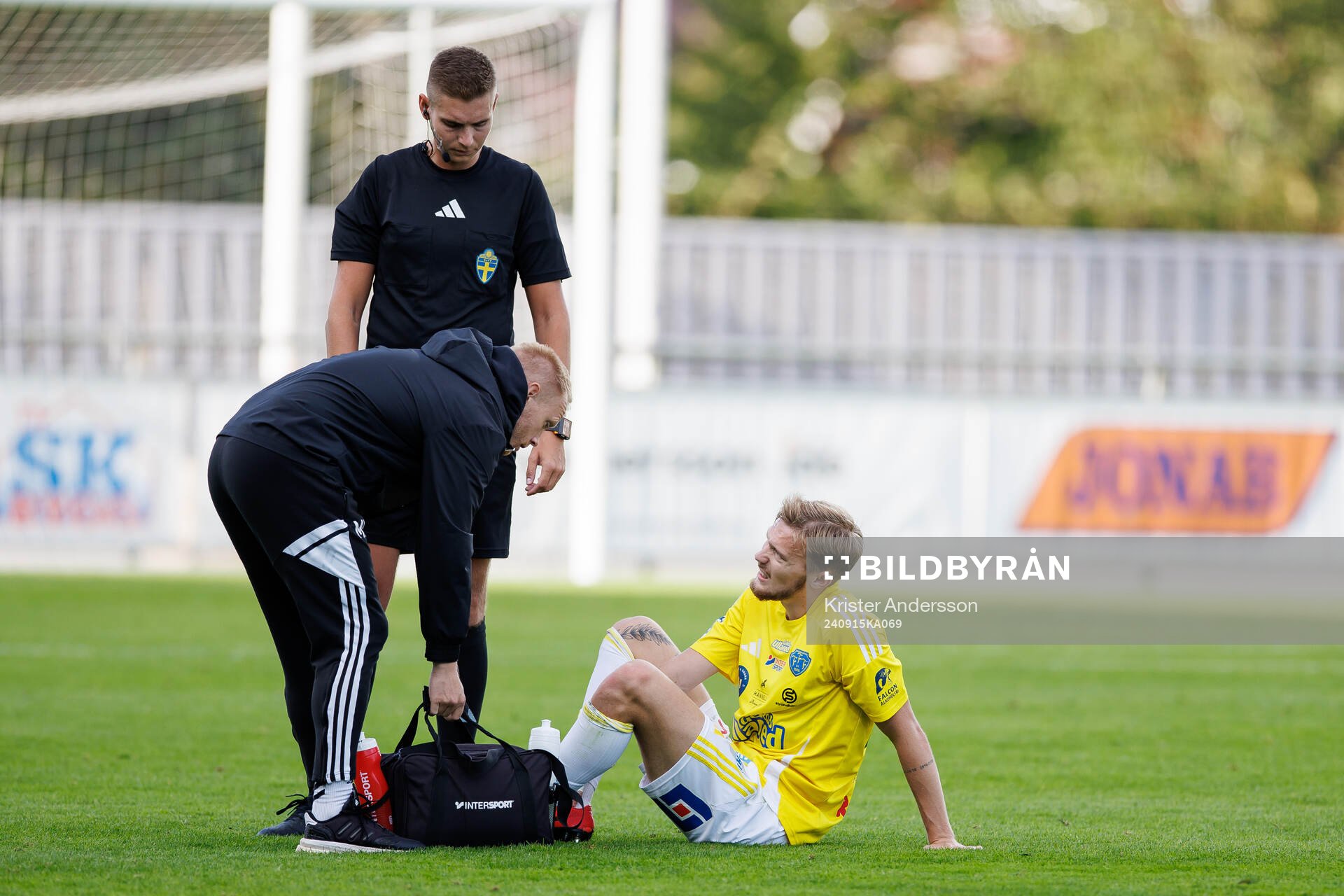 Falkenbergs Hugo Tilly har ont under fotbollsmatchen i Ettan södra mellan Falkenberg och Jönköpings Södra den 15 september 2024 i Falkenberg.