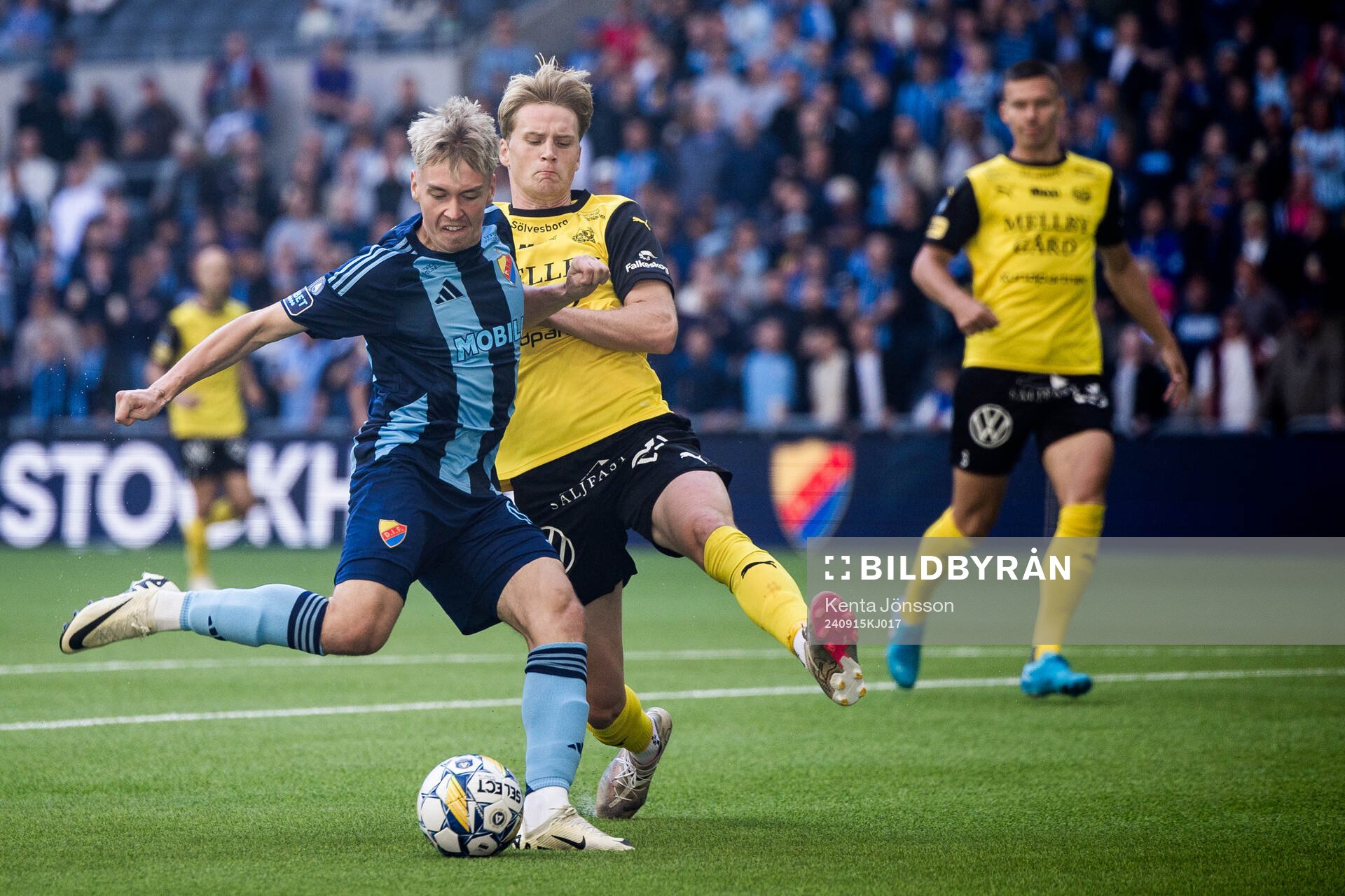 Djurgårdens Santeri Haarala och Mjällbys Jacob Kiilerich