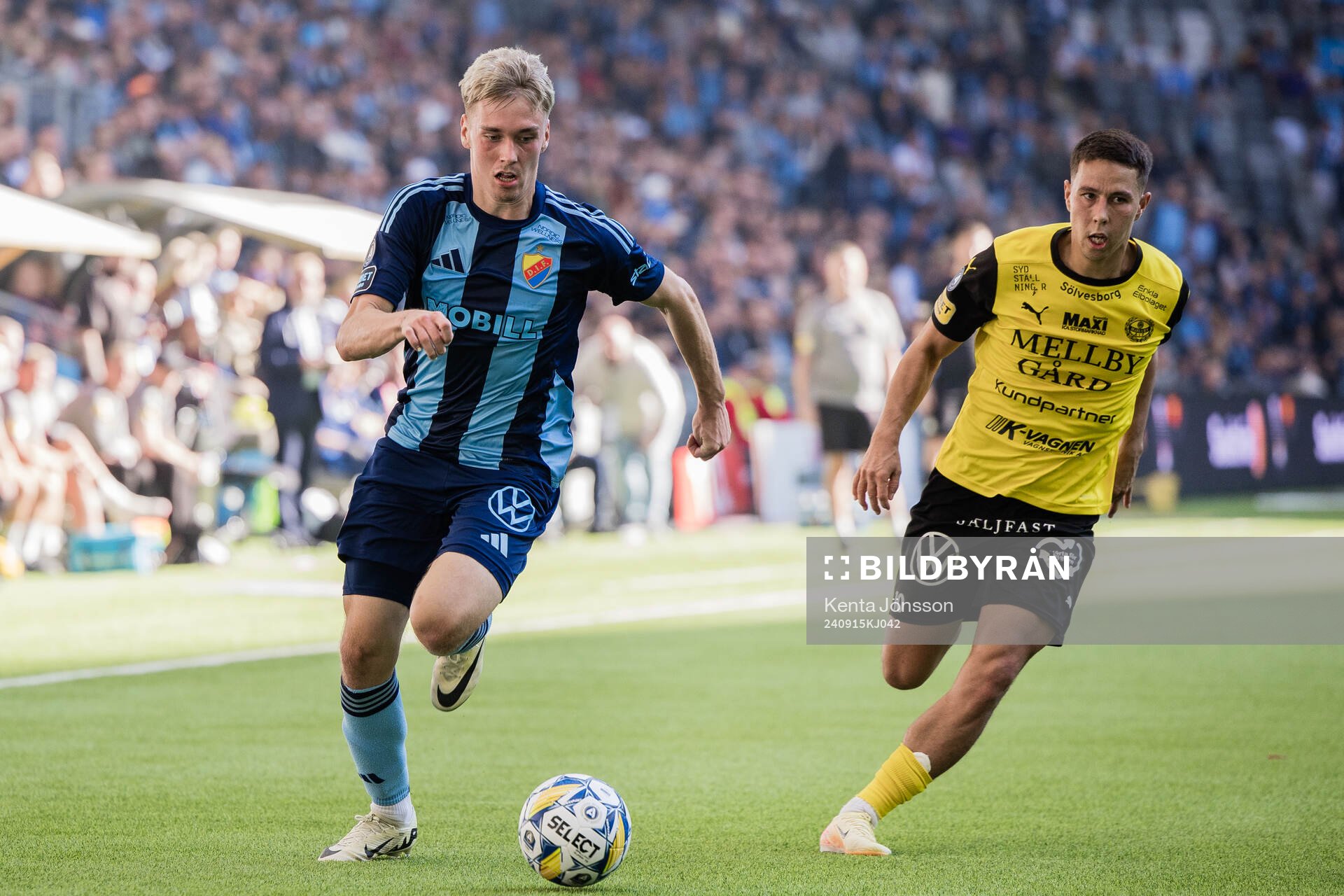 Djurgården Santeri Haarala och Mjällbys Nicklas Røjkjær