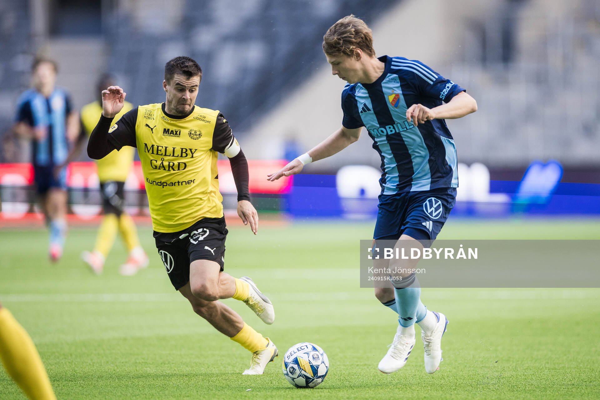 Djurgårdens August Priske Flyger och Mjällbys Jesper Gustavsson under fotbollsmatchen i Allsvenskan mellan Djurgården och Mjällby den 15 september 2024 i Stockholm.
