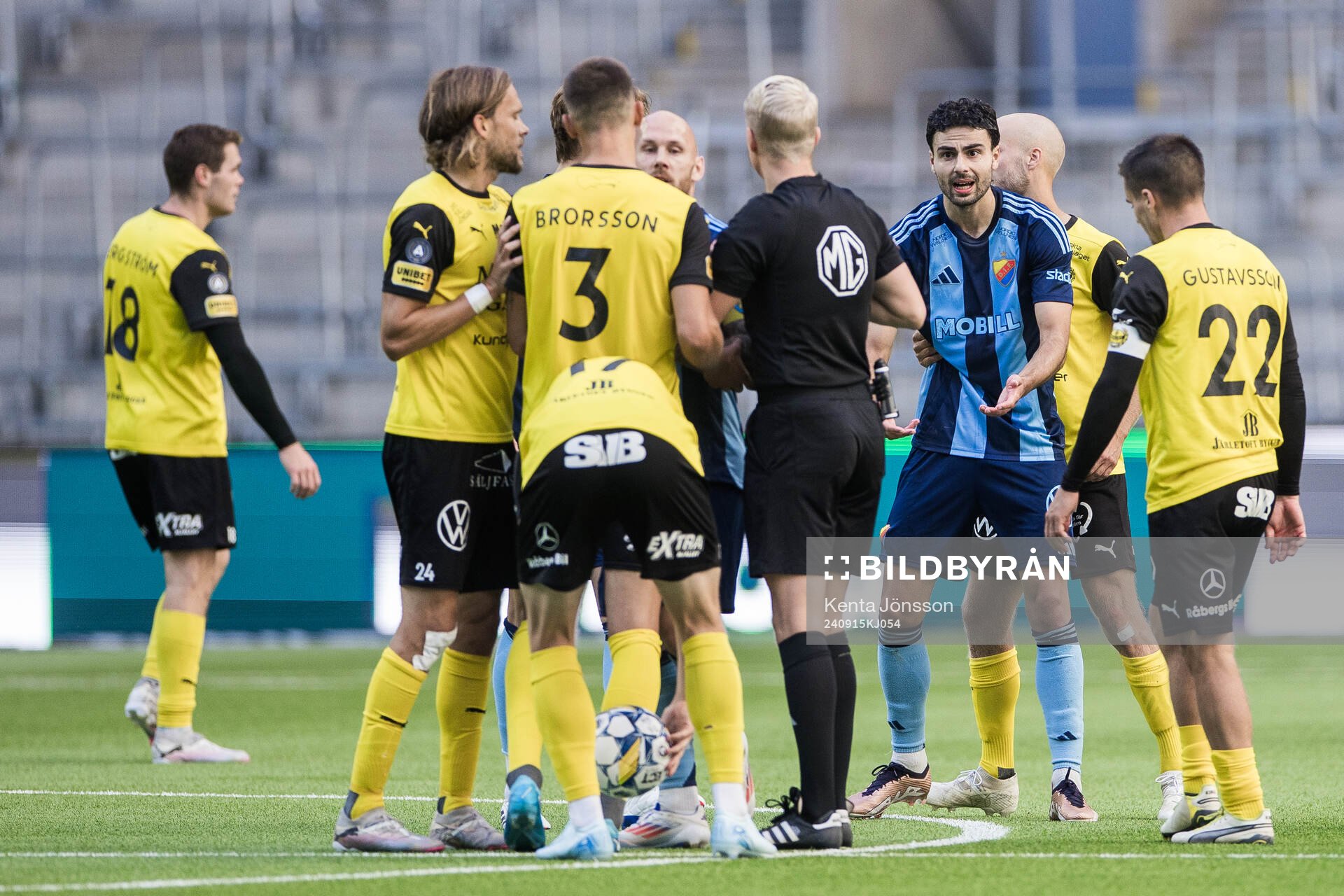Mjällbys Elliot Stroud och Djurgårdens Tobias Gulliksen under fotbollsmatchen i Allsvenskan mellan Djurgården och Mjällby den 15 september 2024 i Stockholm.