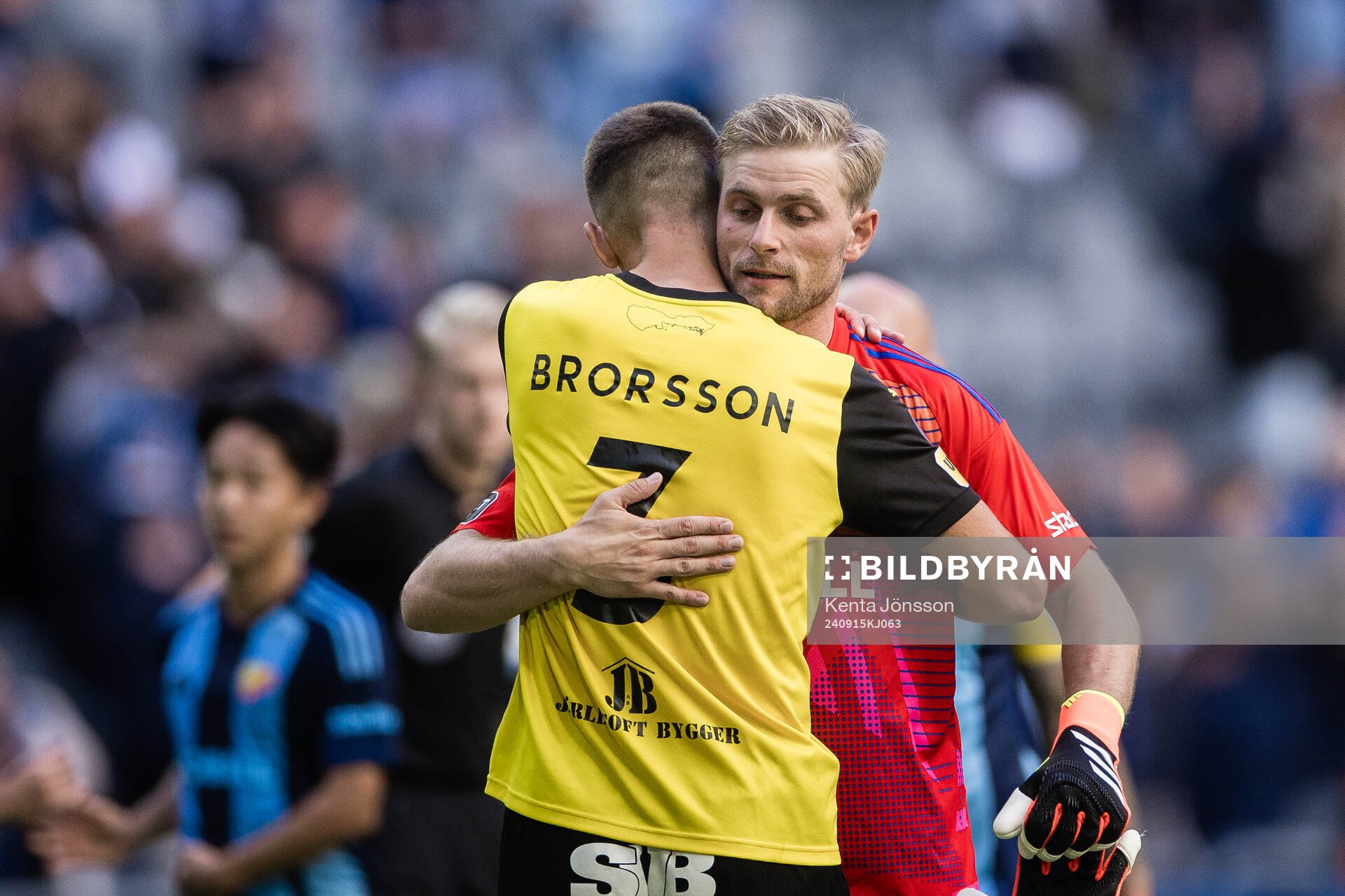 Mjällbys Arvid Brorsson och Djurgården målvakt Jacob Rinne efter fotbollsmatchen i Allsvenskan mellan Djurgården och Mjällby den 15 september 2024 i Stockholm.
