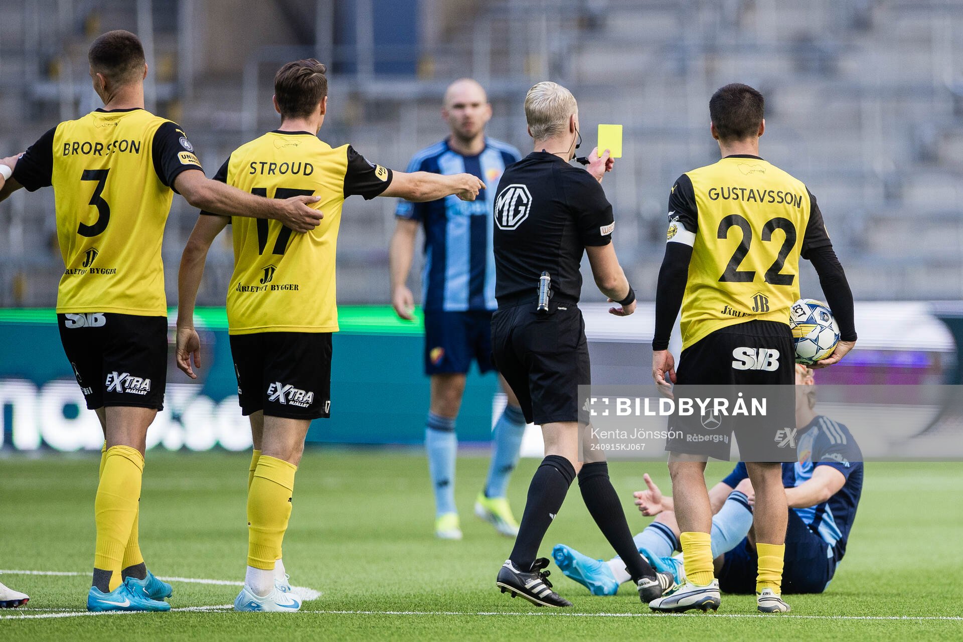 Djurgården Tobias Gulliksen får ett gult kort