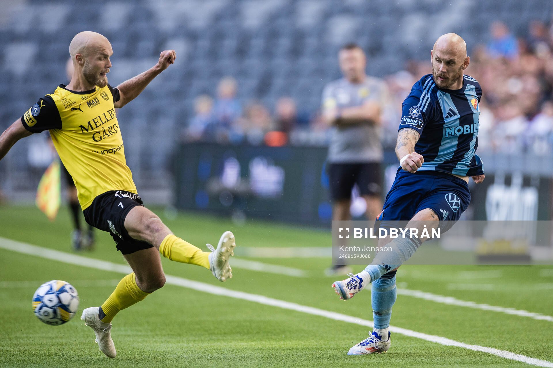 Djurgården Magnus Eriksson och Mjällbys Viktor Gustafson