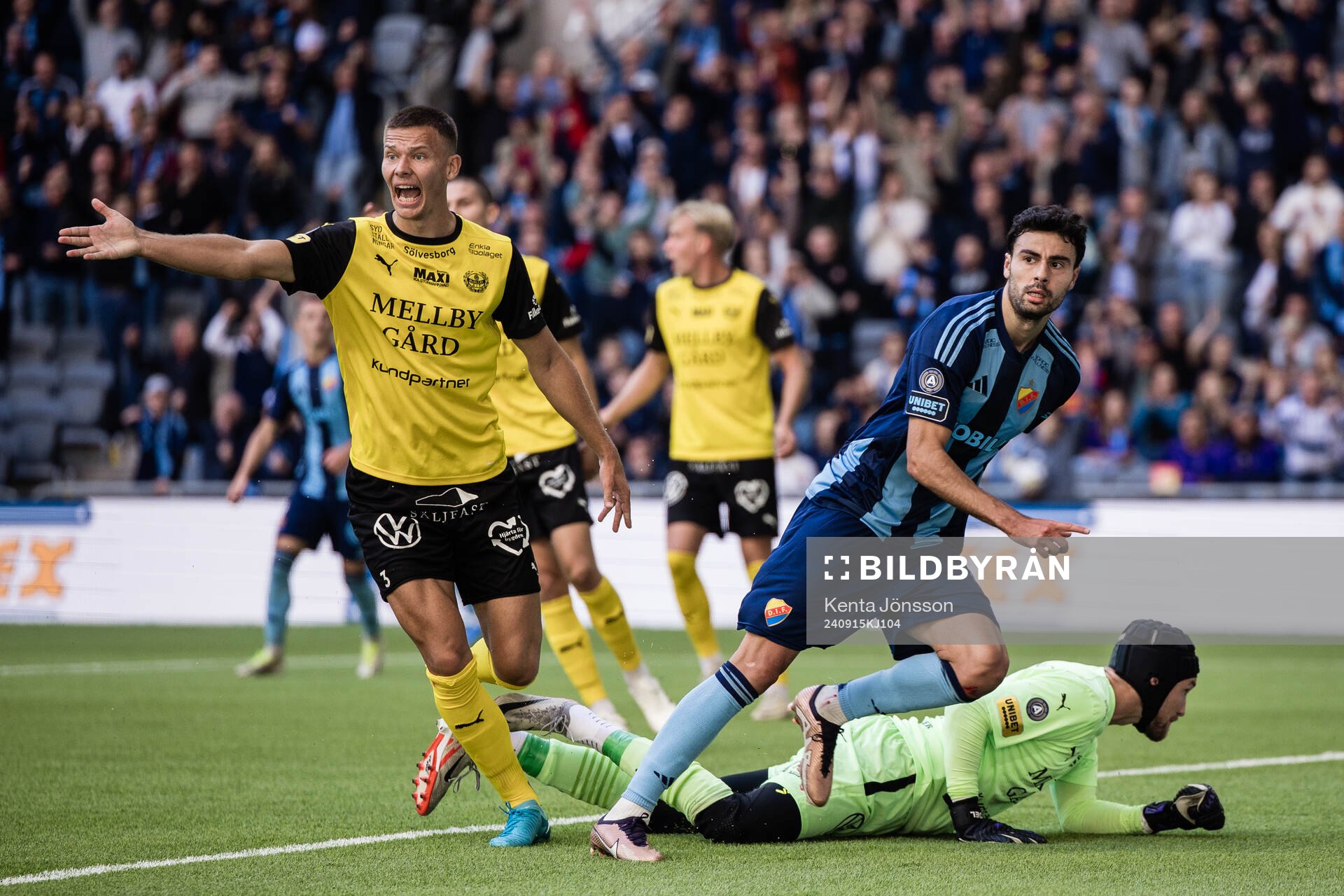 Mjällbys Arvid Brorsson reagerar