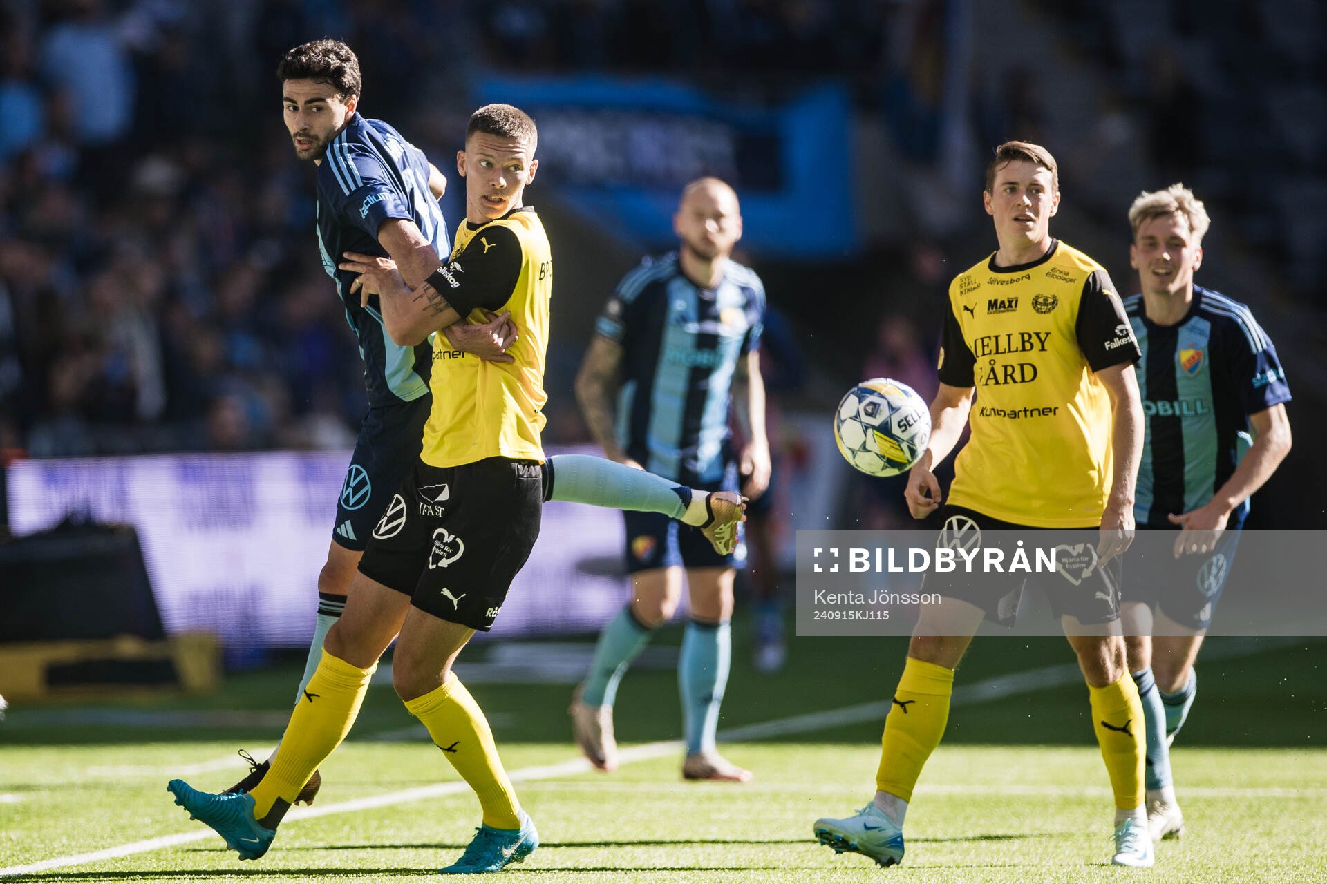 Djurgården Deniz Hümmet och Mjällbys Arvid Brorsson