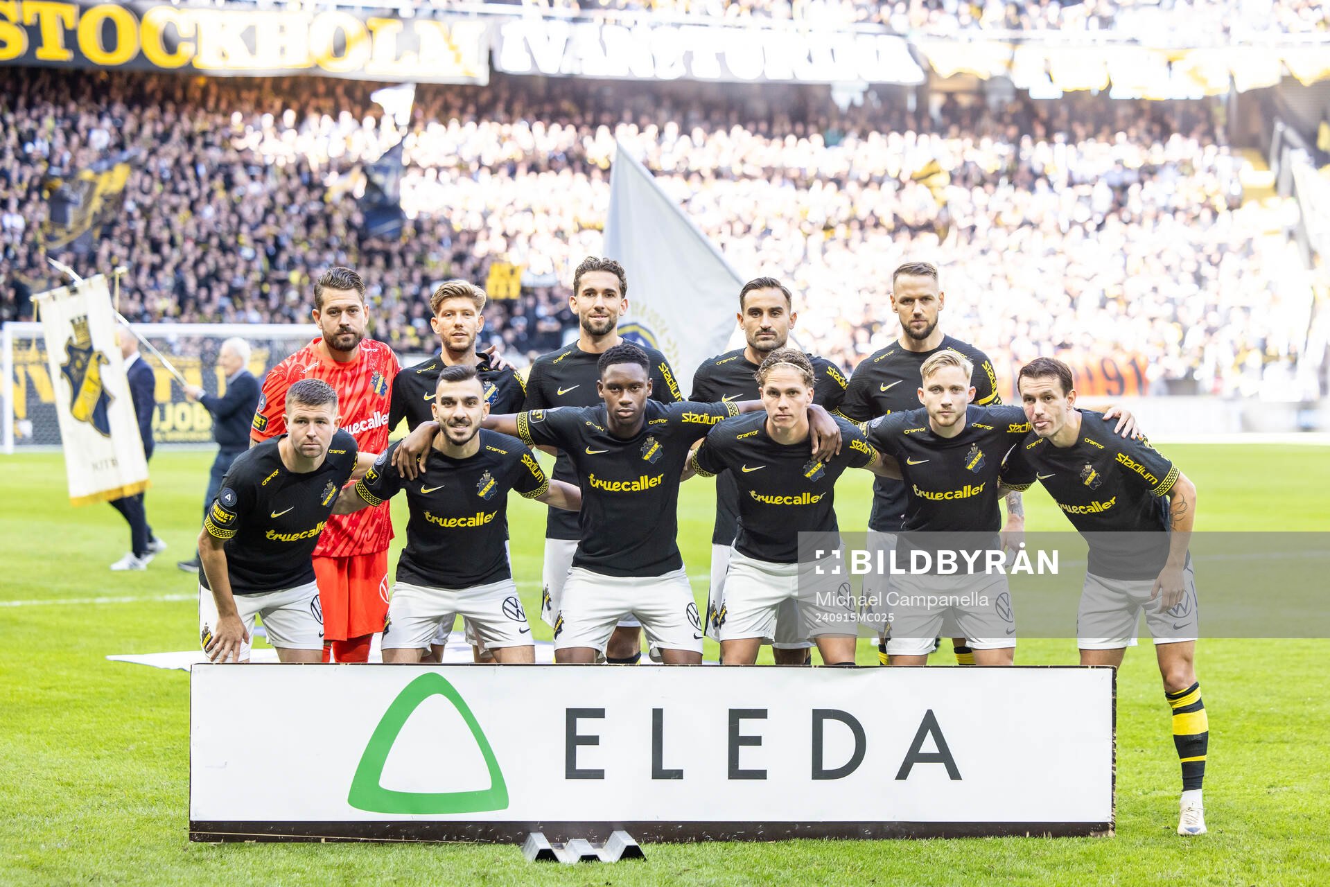 AIKs startelva ställer upp för en lagbild inför  fotbollsmatchen i Allsvenskan mellan AIK och Malmö FF den 15 september 2024 i Stockholm. 