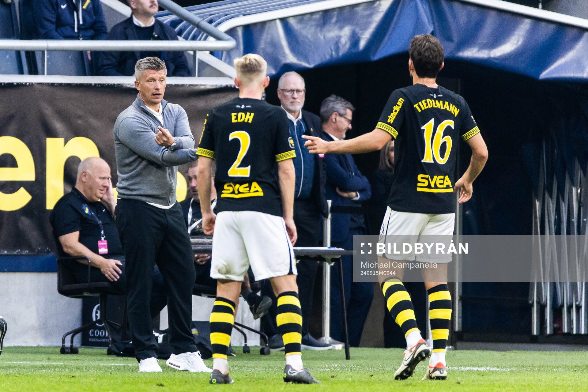 AIKs tränare Mikkjal Thomassen med Eskil Edh och Benjamin