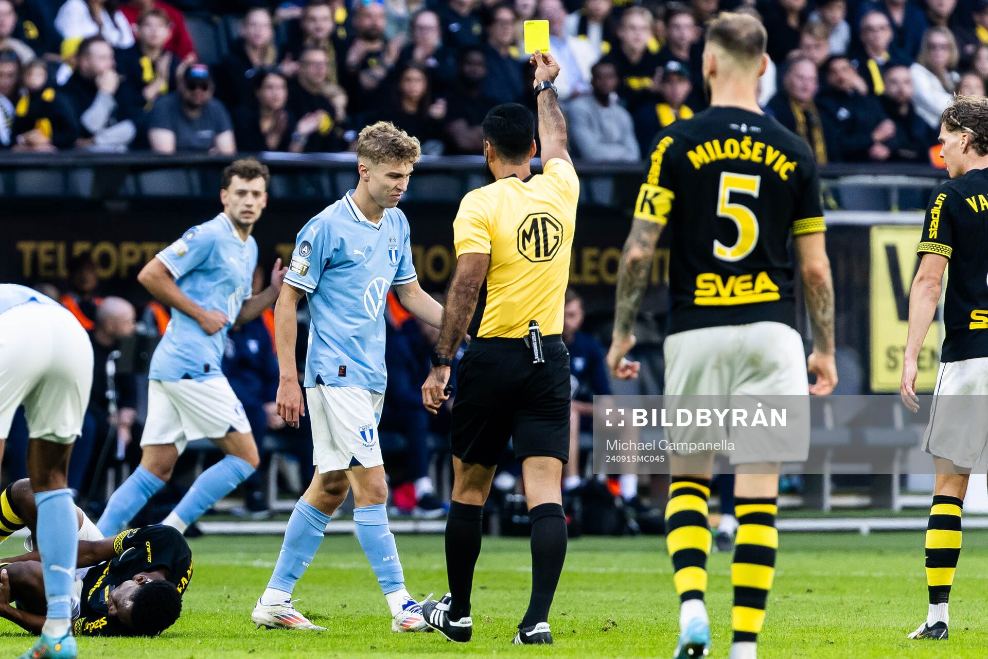 Malmö FFs Hugo Bolin får gult kort