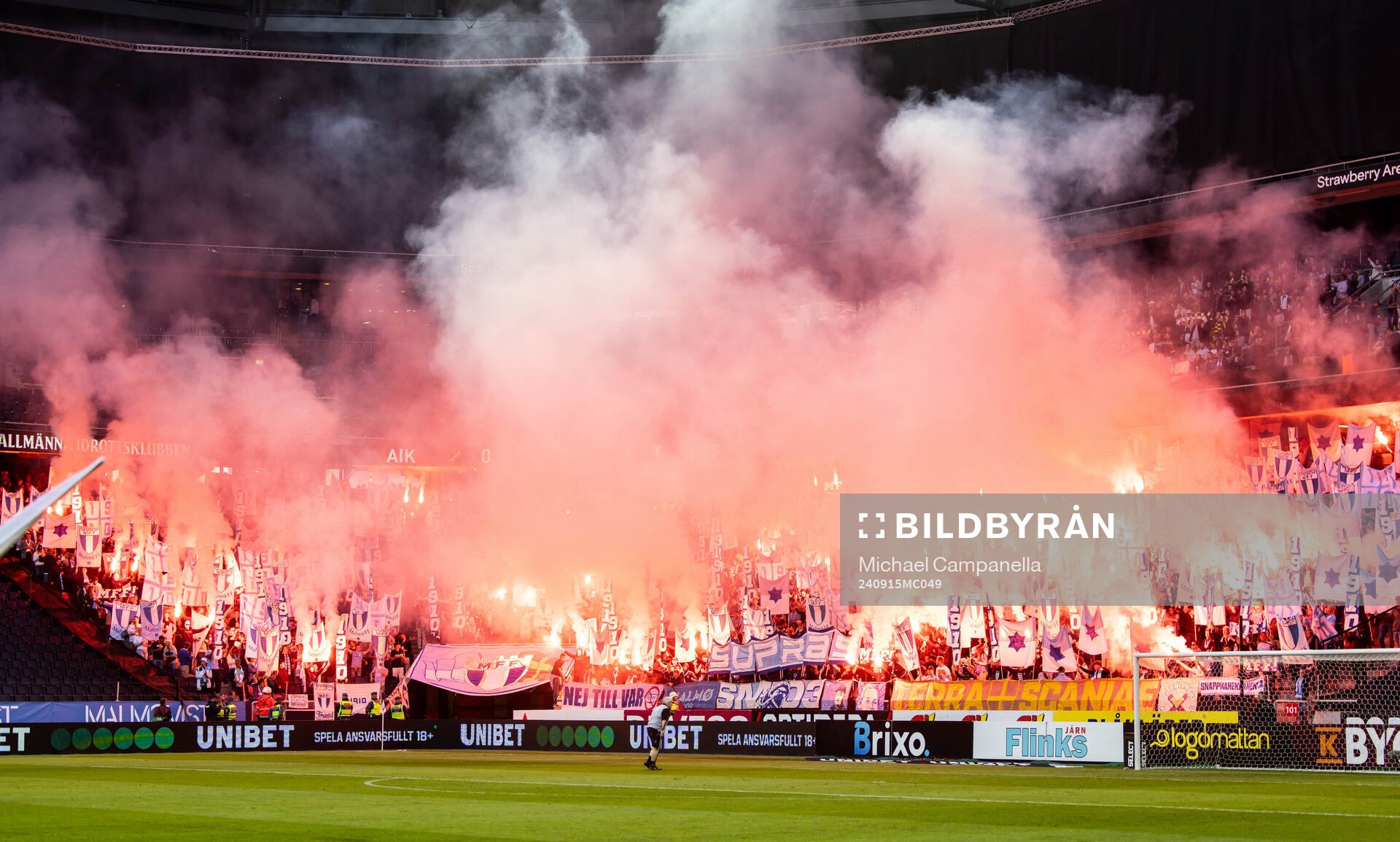 Malmö FFs supportrar med pyro