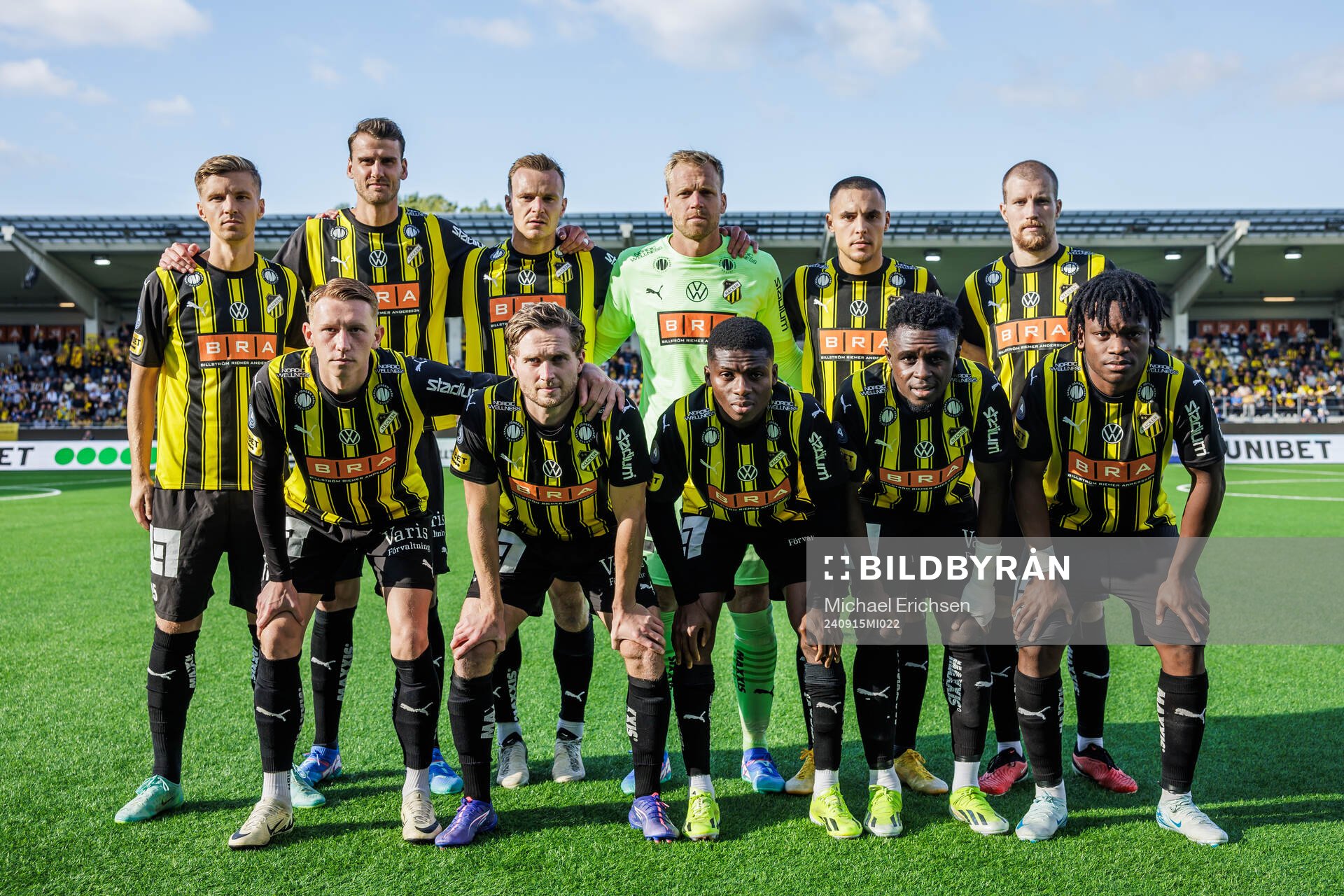 Häckens startelva ställer upp för en lagbild