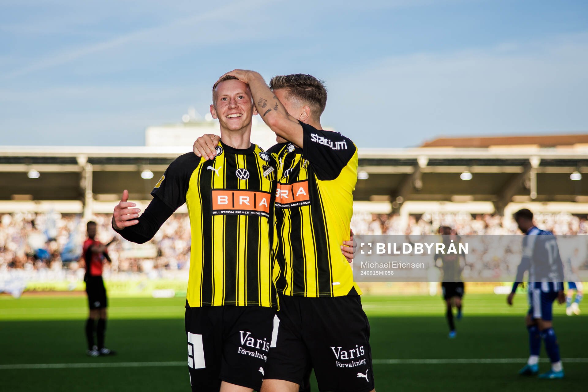 Häckens Julius Lindberg och Samuel Leach Holm jublar