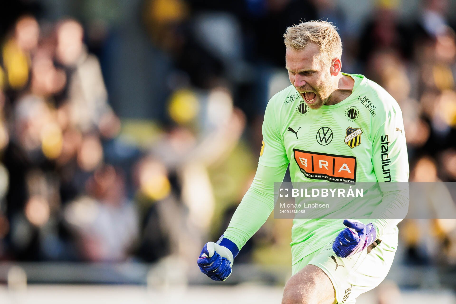 Häckens målvakt Peter Abrahamsson jublar