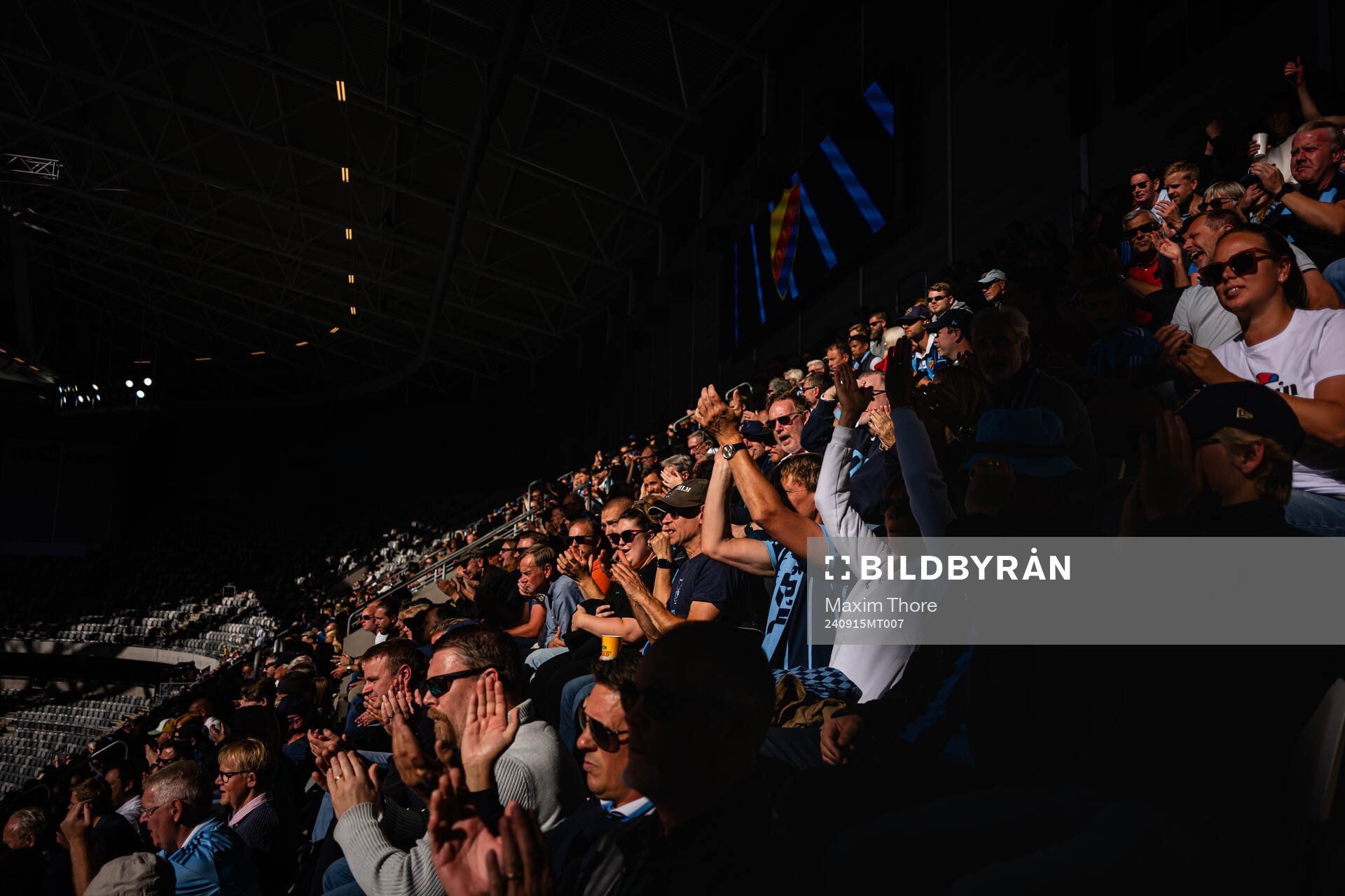 Djurgårdens supportrar jublar i samband med 1-1 målet