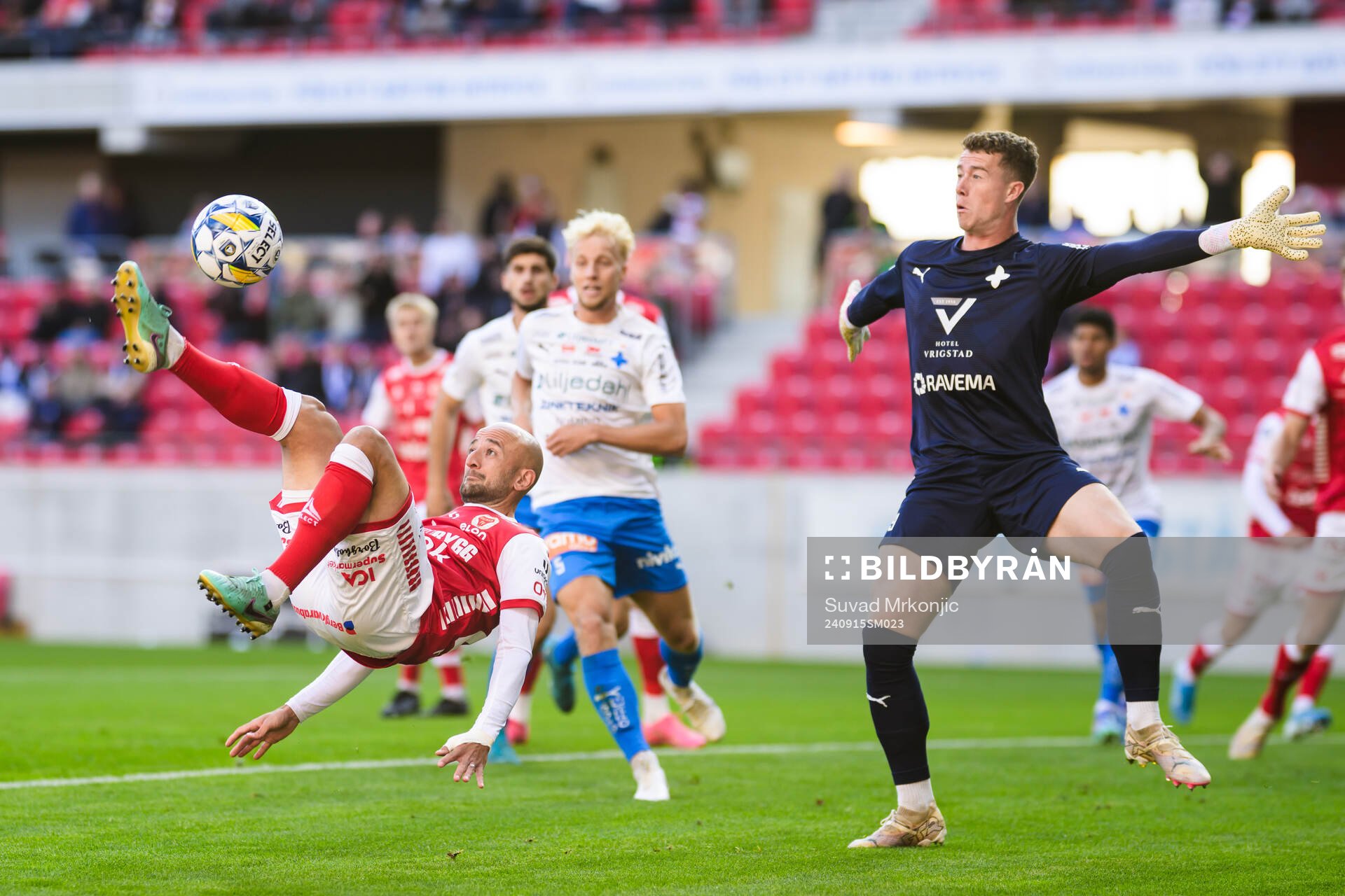 Kalmars Robert Gojani och Värnamos målvakt Viktor