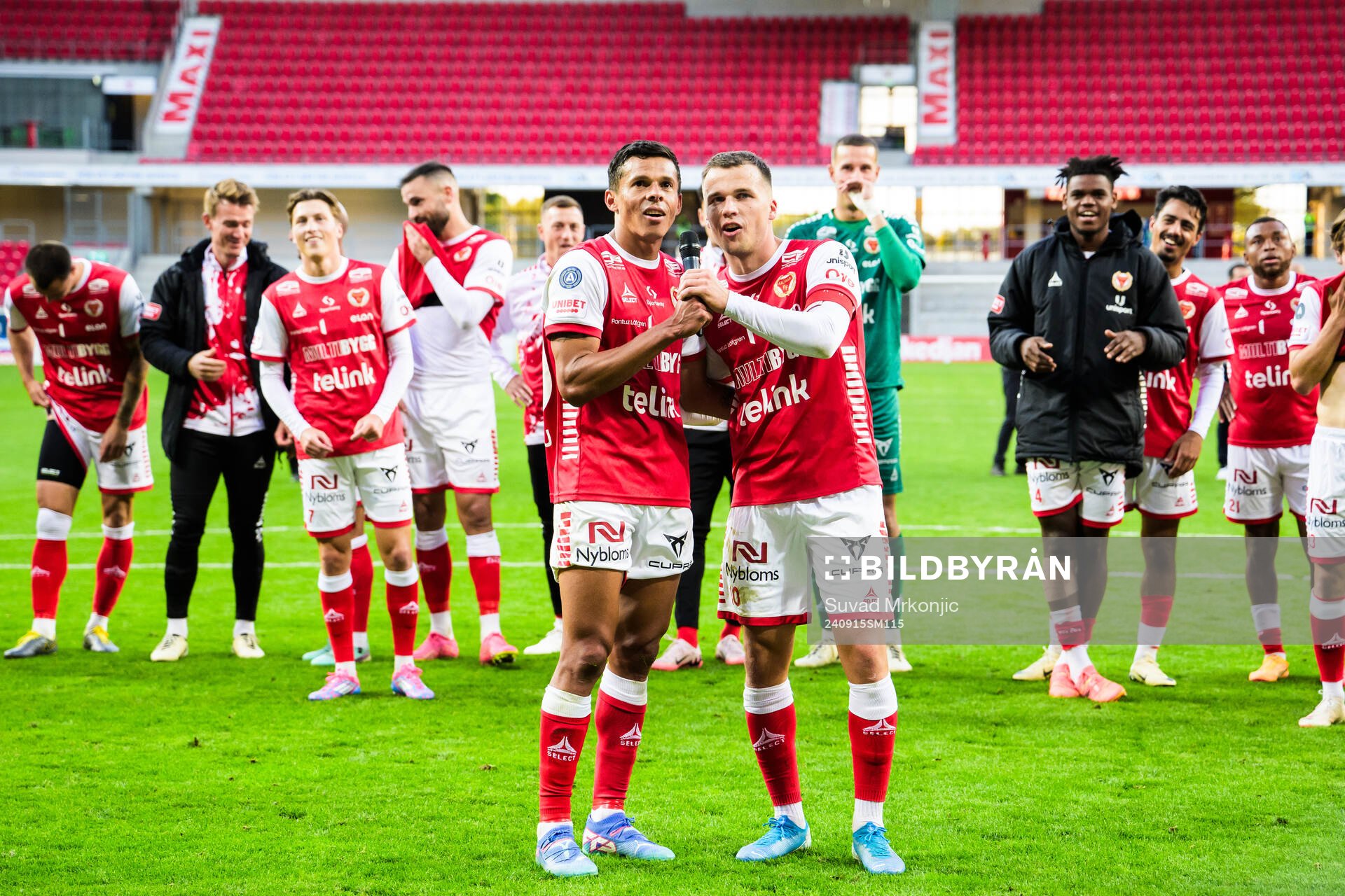 Kalmars Romario Pereira Sipiao och Simon Skrabb jublar