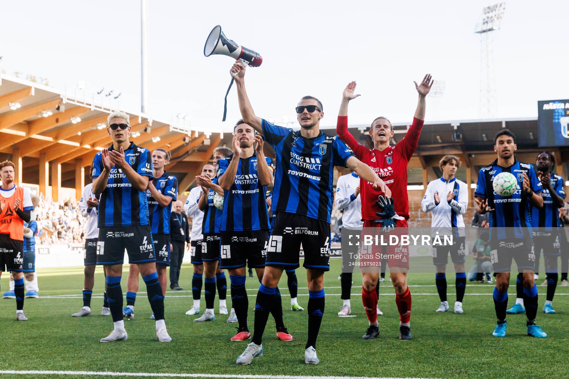 Sirius Melker Heier jublar med lagkamrater efter fotbollsmatchen i Allsvenskan mellan Sirius och Brommapojkarna den 15 september 2024 i Uppsala.
