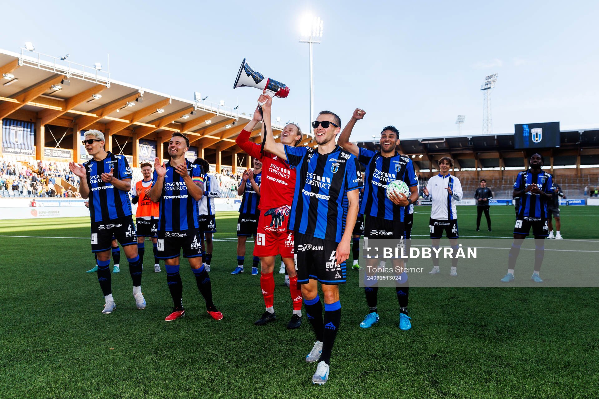Sirius Melker Heier jublar med lagkamrater efter fotbollsmatchen i Allsvenskan mellan Sirius och Brommapojkarna den 15 september 2024 i Uppsala.