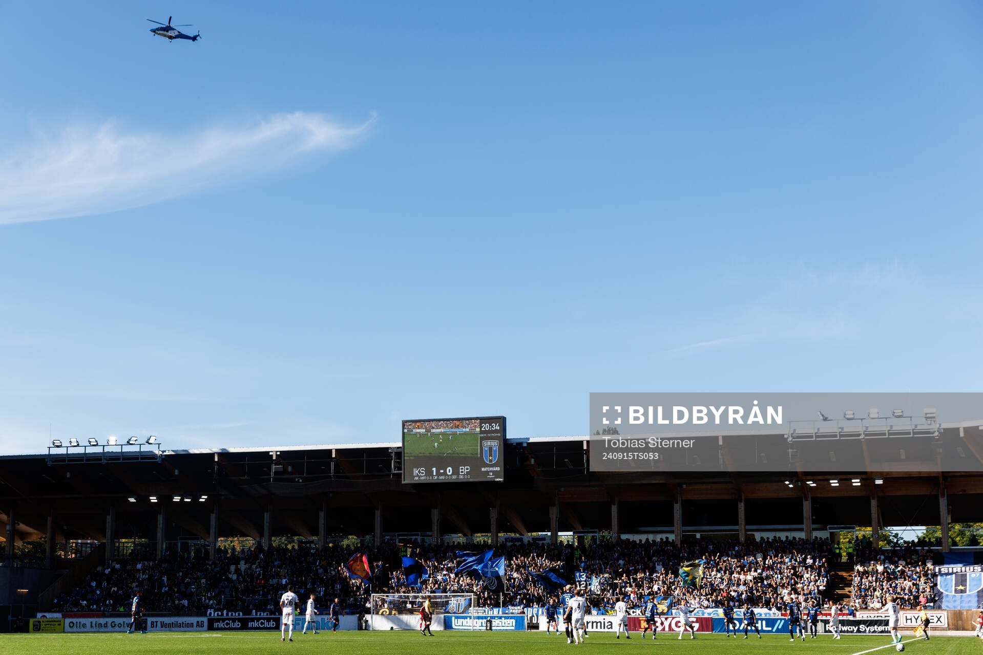 En helikopter flyger över Studenternas under fotbollsmatchen i Allsvenskan mellan Sirius och Brommapojkarna den 15 september 2024 i Uppsala.