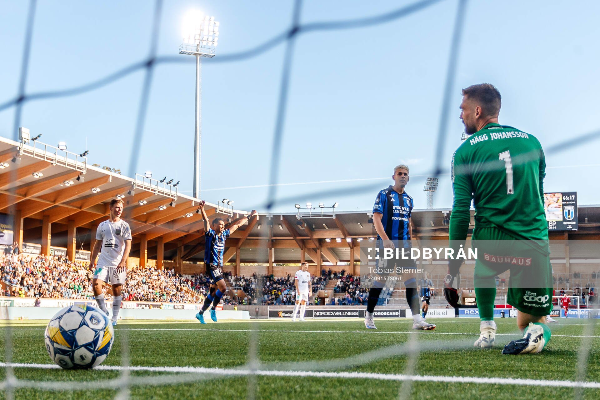 Brommapojkarnas målvakt Lucas Hägg Johansson deppar och