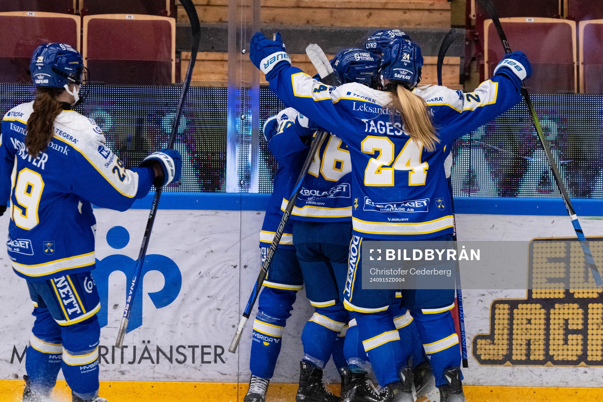 Leksands Kiira Yrjänen jublar med lagkamrater
