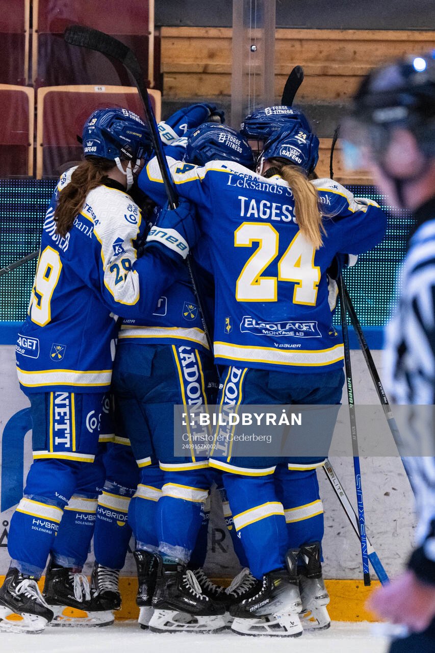 Leksands Kiira Yrjänen jublar med lagkamrater