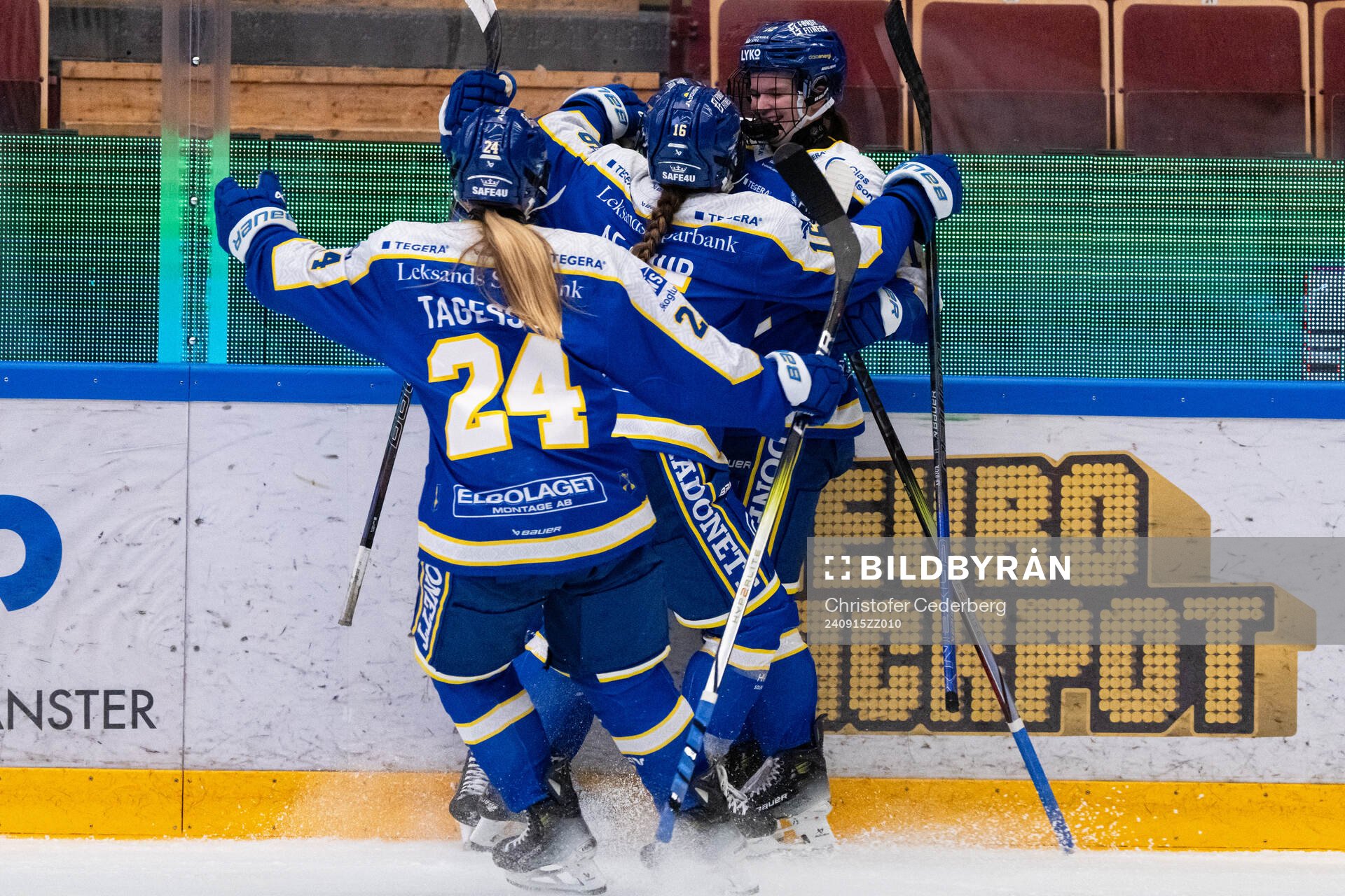 Leksands Kiira Yrjänen jublar med lagkamrater