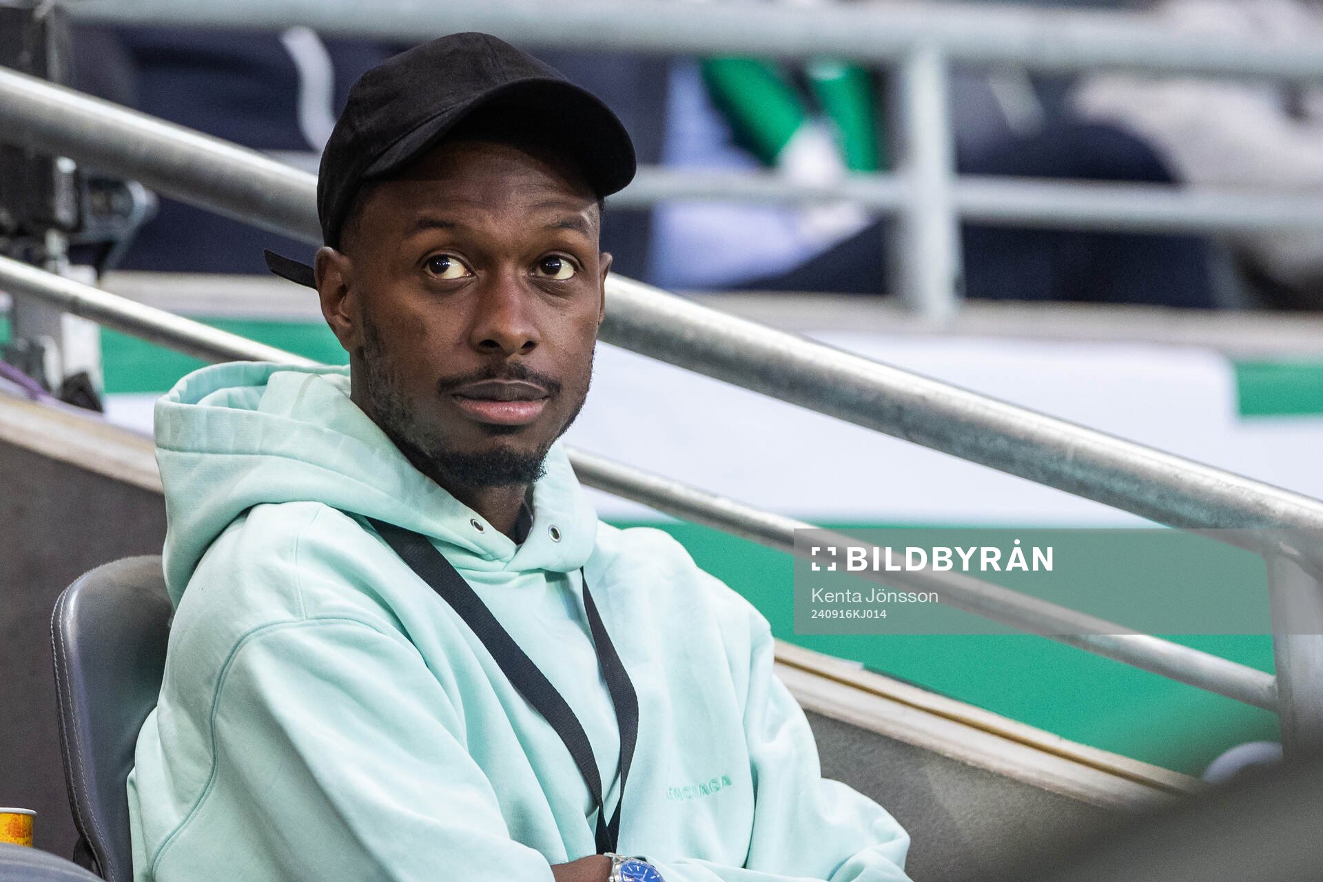 Hammarbys Shaquille Pinas på läktaren
