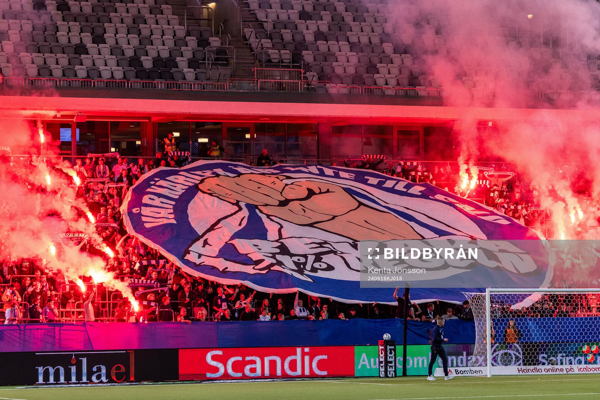 IFK Norrköpings supportrar med pyroteknik