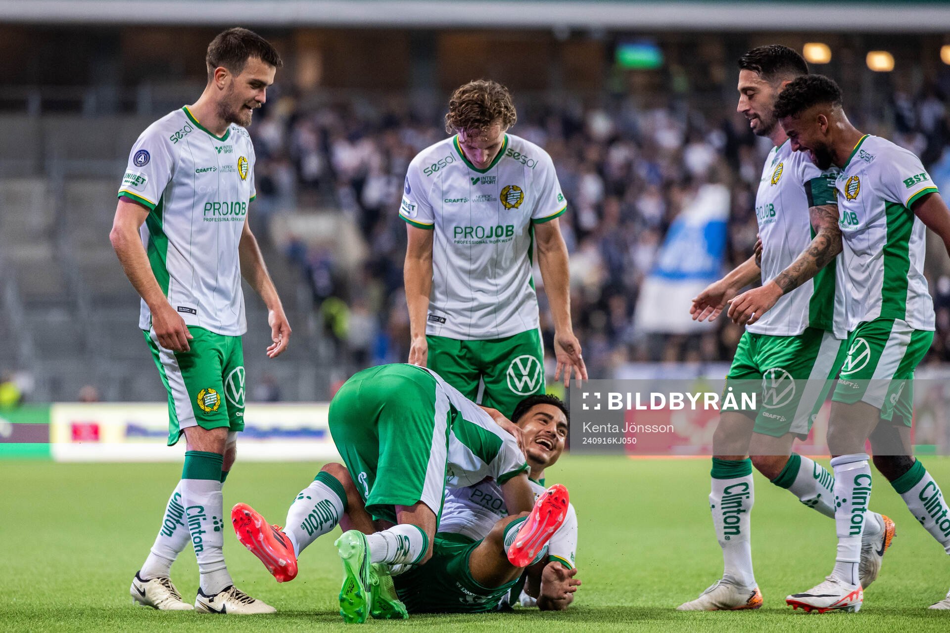 Hammarbys Jusef Erabi jublar med lagkamrater