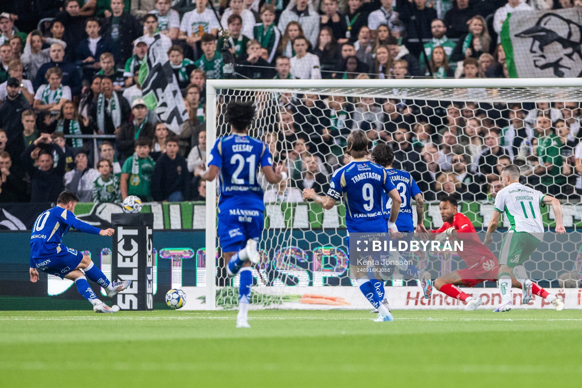 IFK Norrköpings Vito Hammershöy-Mistrati kvitterar till 1-1 bakom Hammarbys målvakt Warner Hahn under fotbollsmatchen i Allsvenskan mellan Hammarby och IFK Norrköping den 16 september 2024 i Stockholm. 