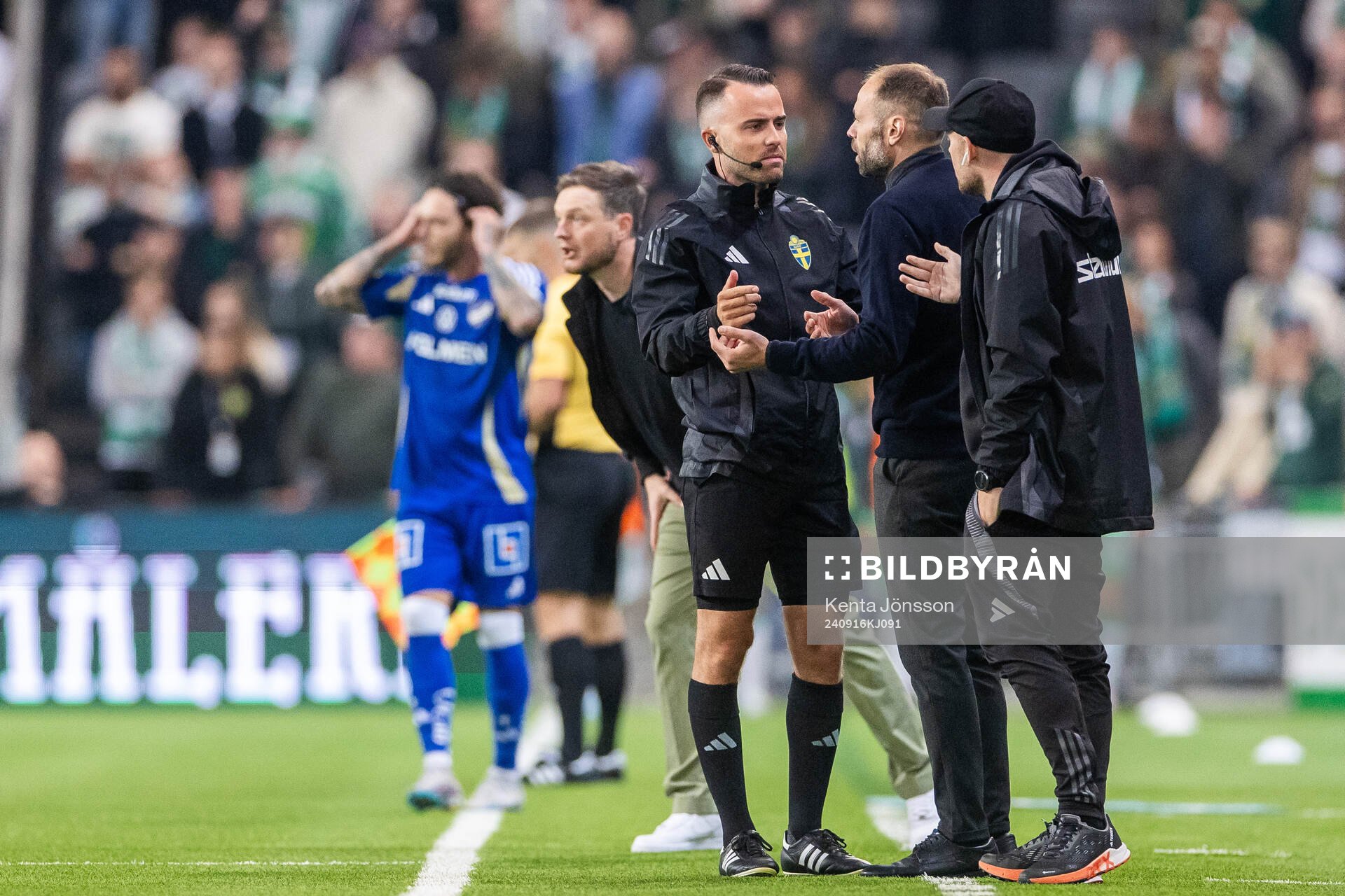IFK Norrköpings tränare Andreas Alm i diskussion med