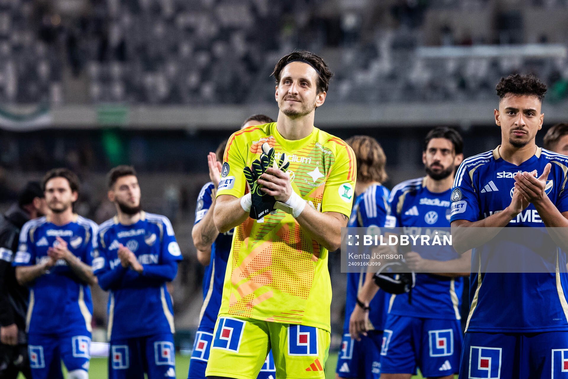 IFK Norrköpings David Mitov Nilsson tackar publiken