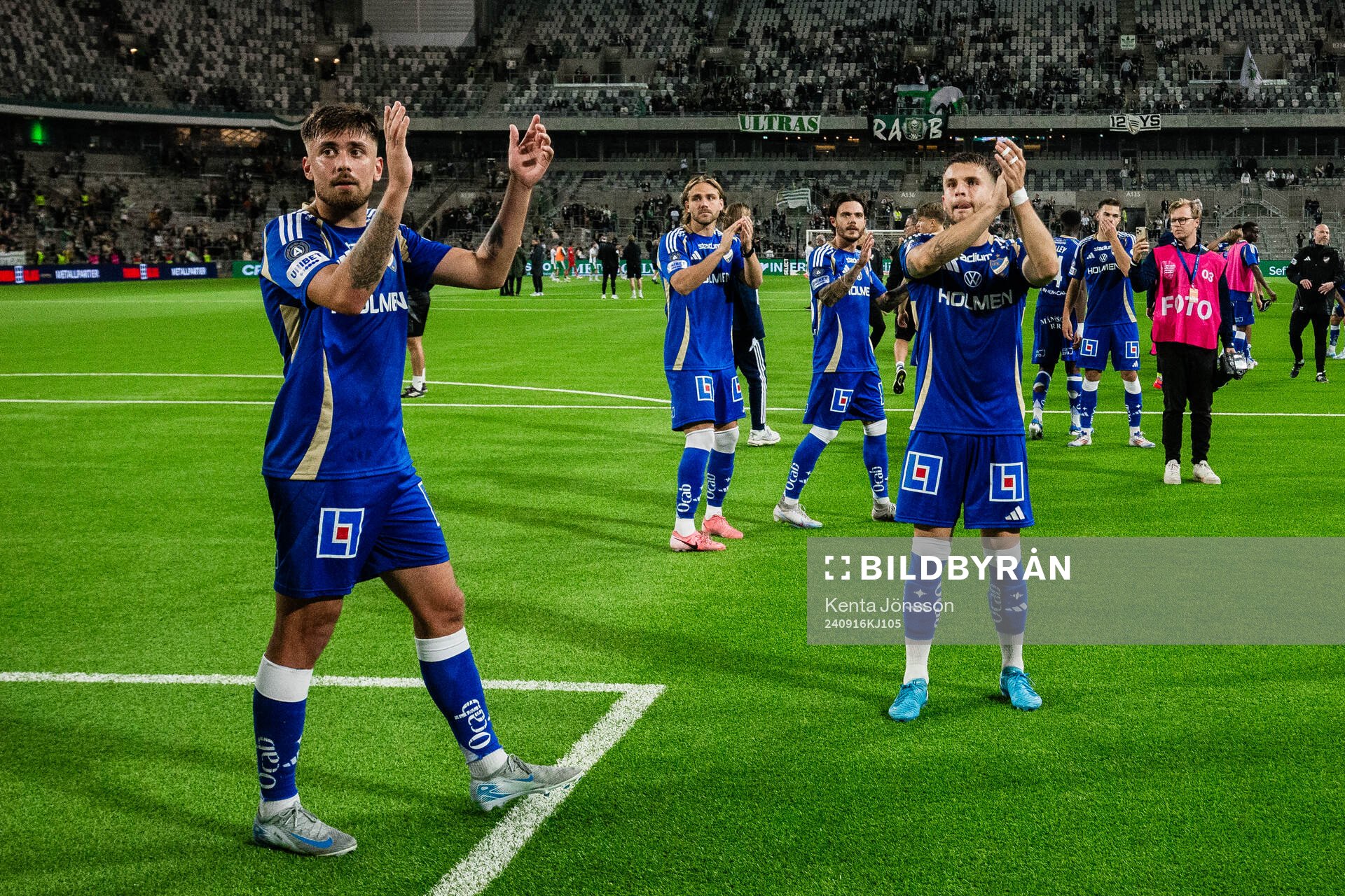 IFK Norrköpings Amadeus Sögaard applåderar publiken