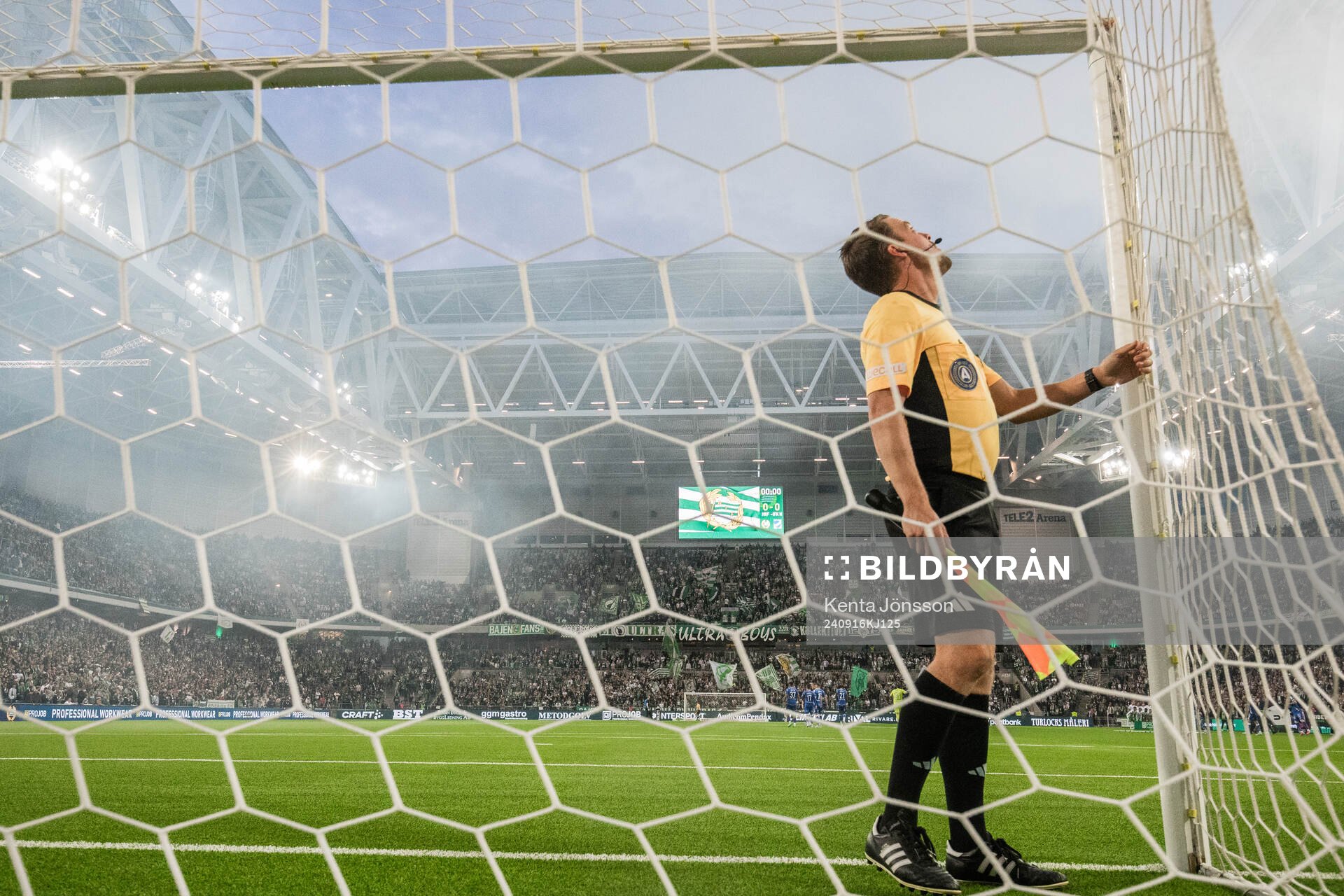 Assisterande domare tittar till målnätet inför fotbollsmatchen i Allsvenskan mellan Hammarby och IFK Norrköping den 16 september 2024 i Stockholm.