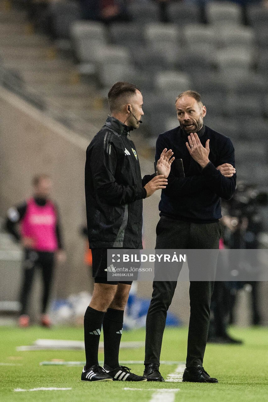 Fjärdedomare Jasmin Svraka och IFK Norrköpings tränare