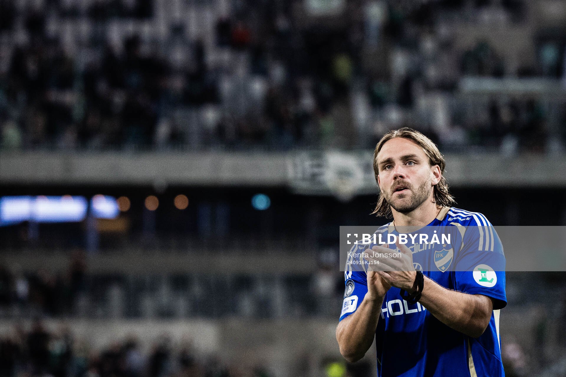 IFK Norrköpings Christoffer Nyman applåderar publiken