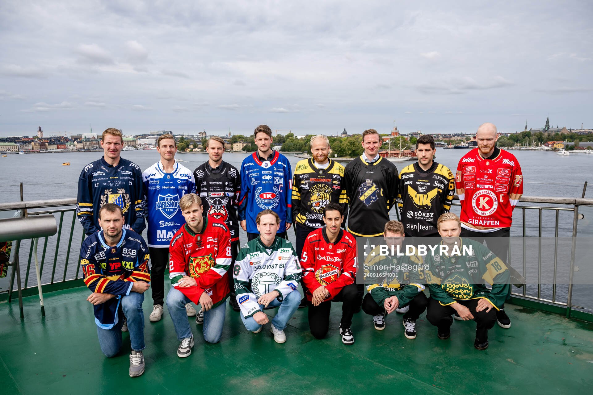 Spelarna poserer för en gruppbild