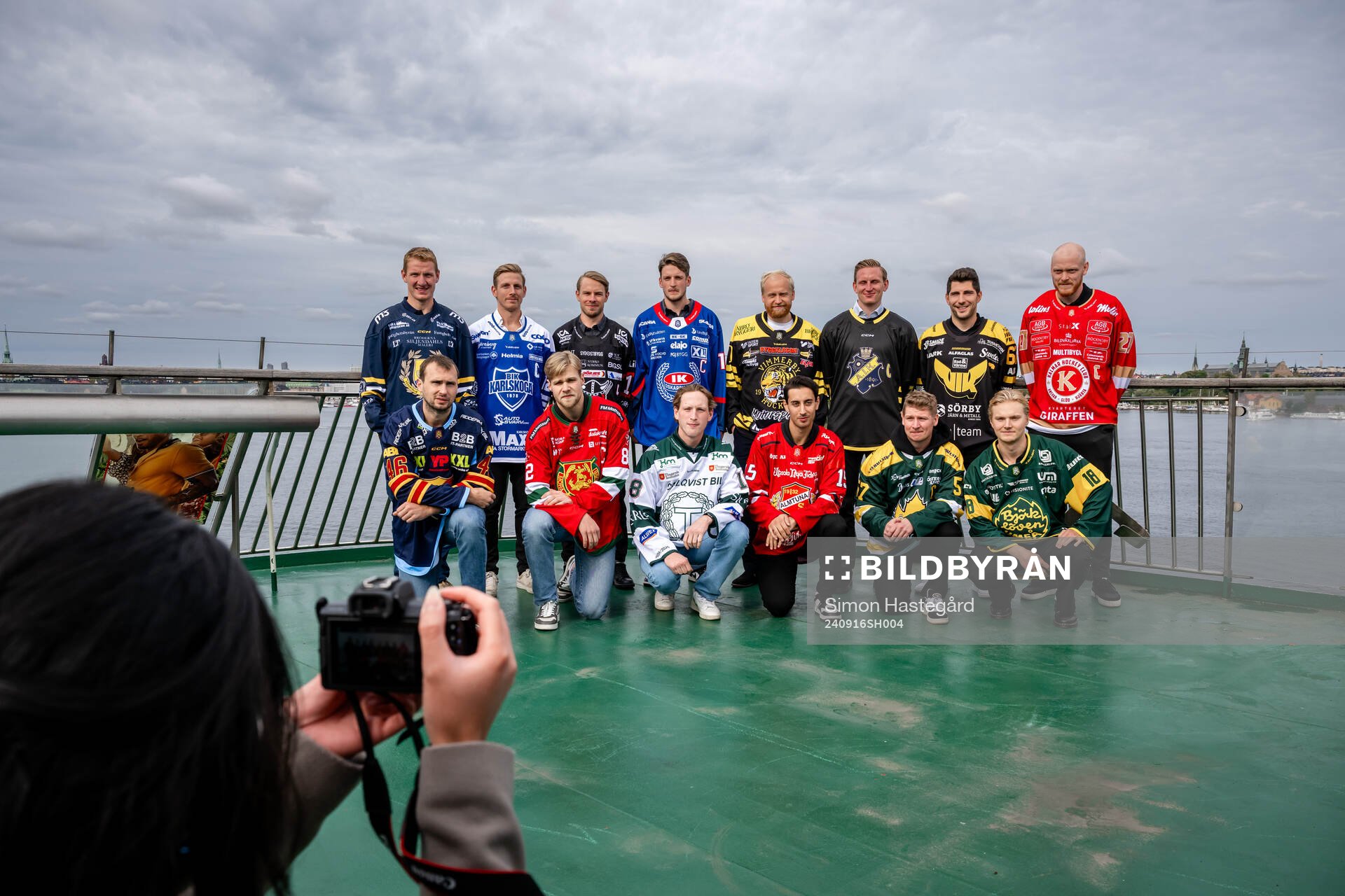 Spelarna poserer för en gruppbild