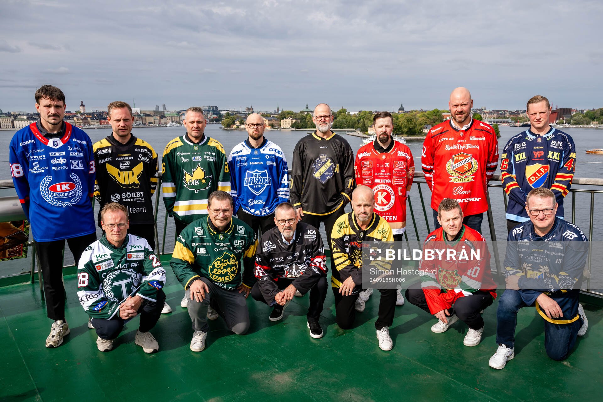 Tränarna poserer för en gruppbild