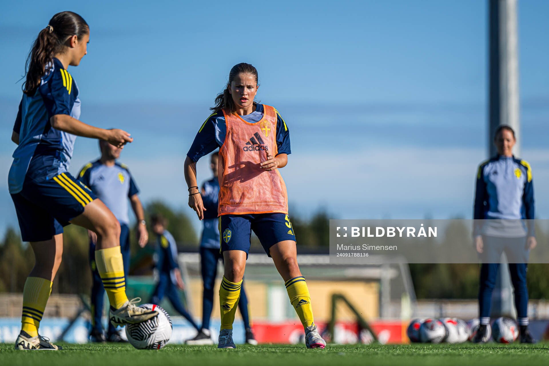 Ella Edstrand of Sweden warms up