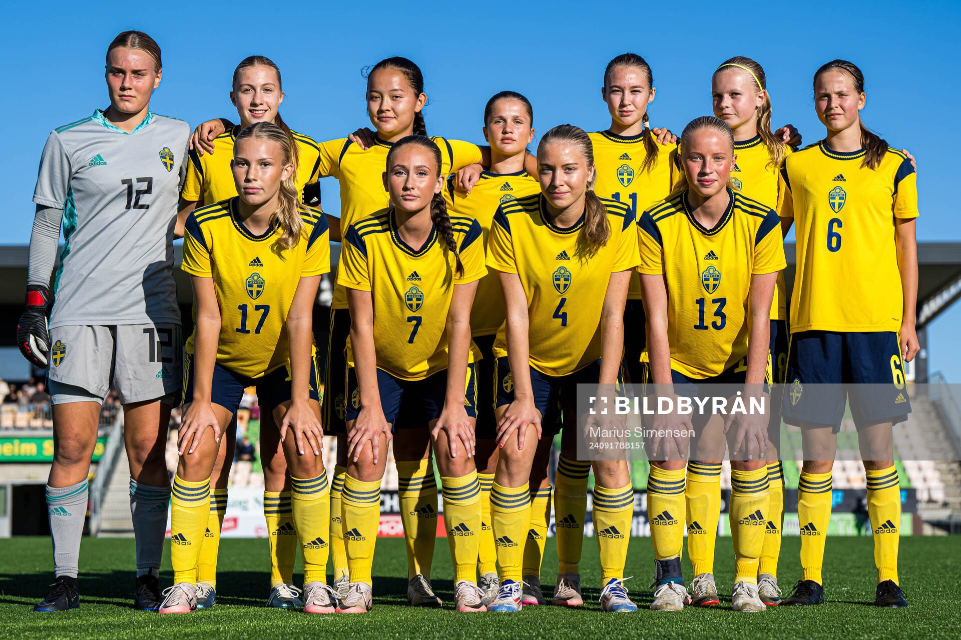 The starting eleven of Sweden, from the top left; Hillevie Ströbeck, Felizia Nilsson Narverud, Lovisa Södergren, Ella Edstrand, Lilian Häggkvist, Thelma Alexandersson, Edit Rautio, Isabella Zinn, Alice Rådsjö, Thea Eriksson and Stina Myrén poses for a team group photo ahead of the under 15 friendly match between Norway and Sweden on September 17, 2024 in Jessheim.