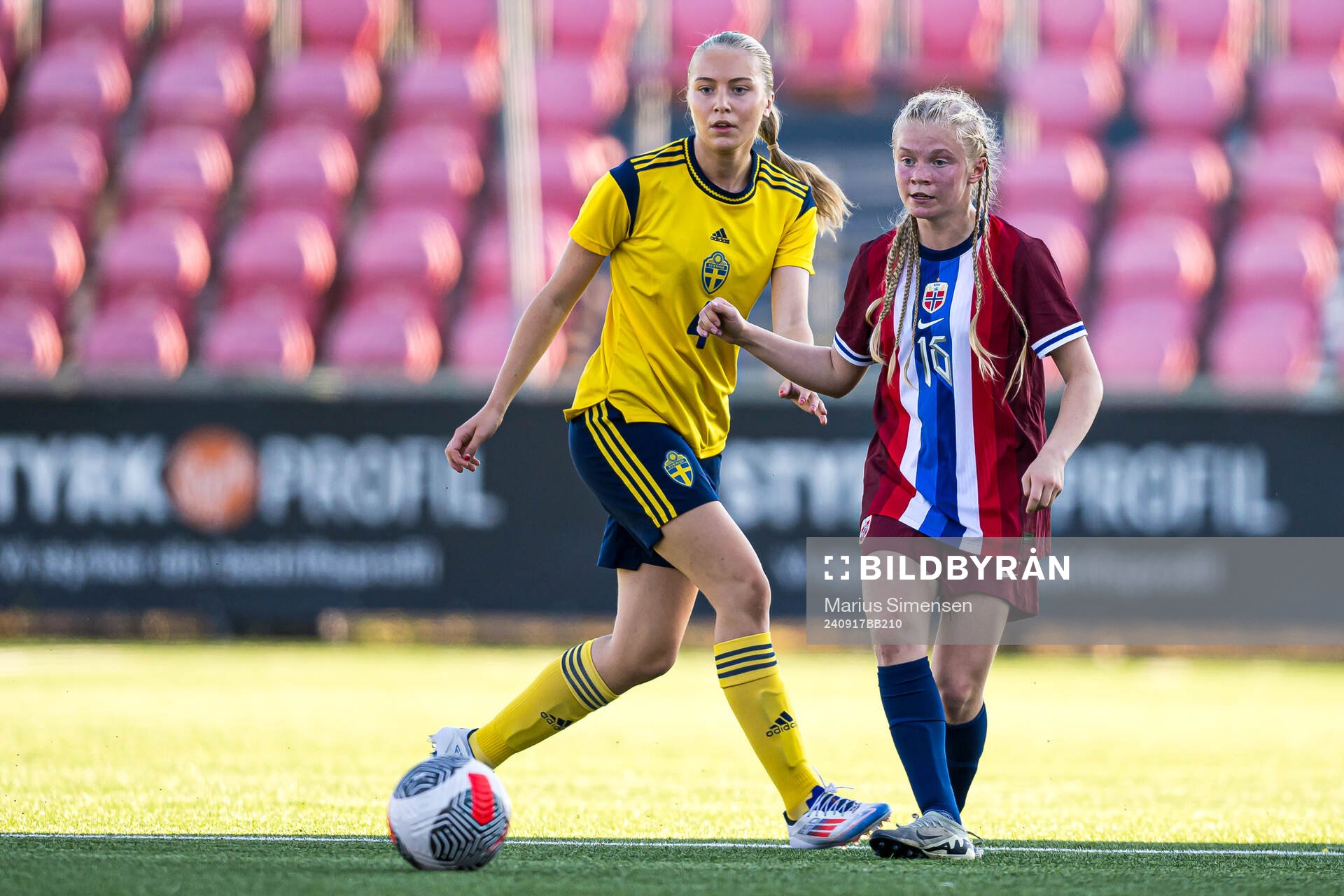 Thea Eriksson of Sweden and Sofia Eugenie Mendelin-Norebø