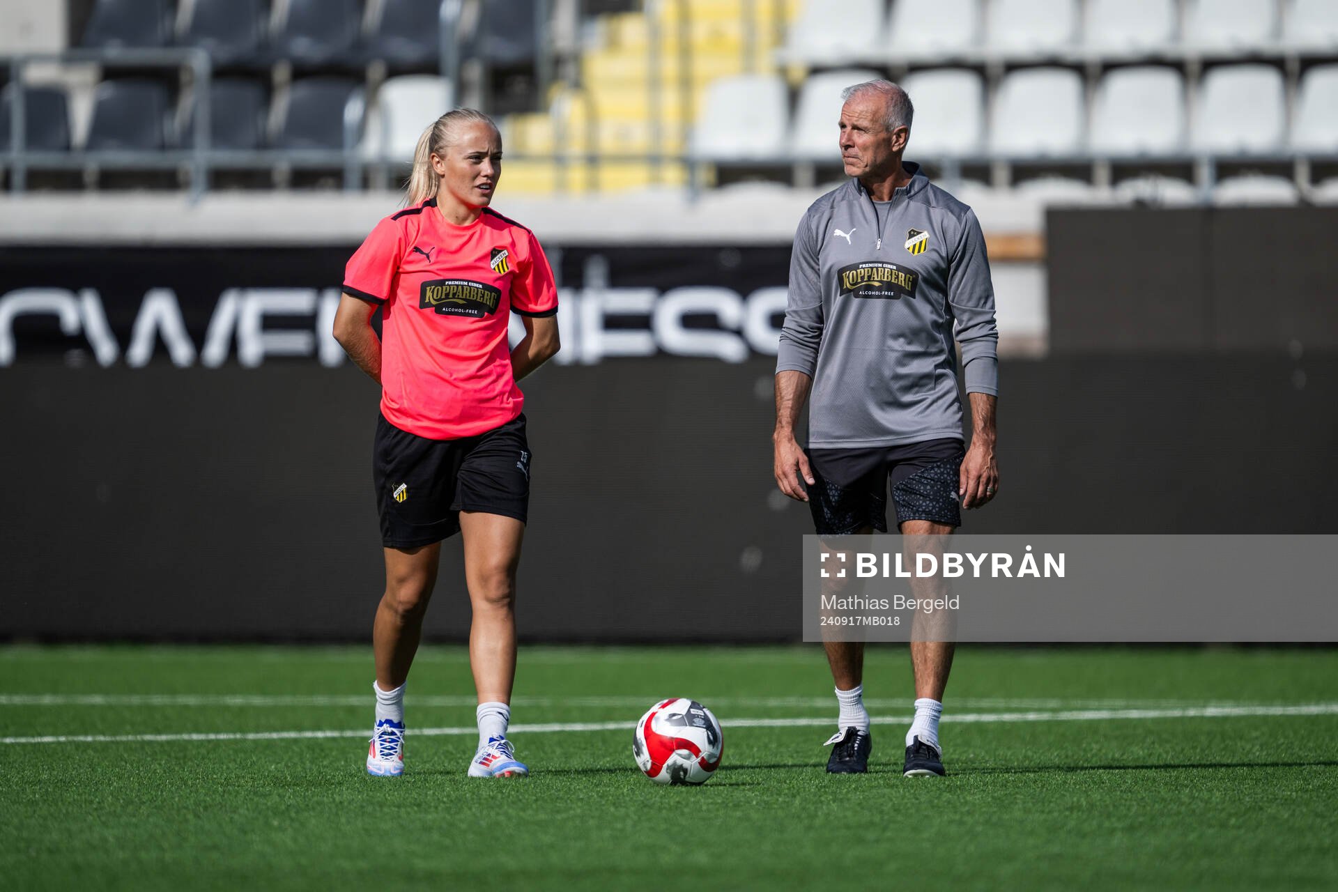 Alva Selerud and defense coach Roland Nilsson